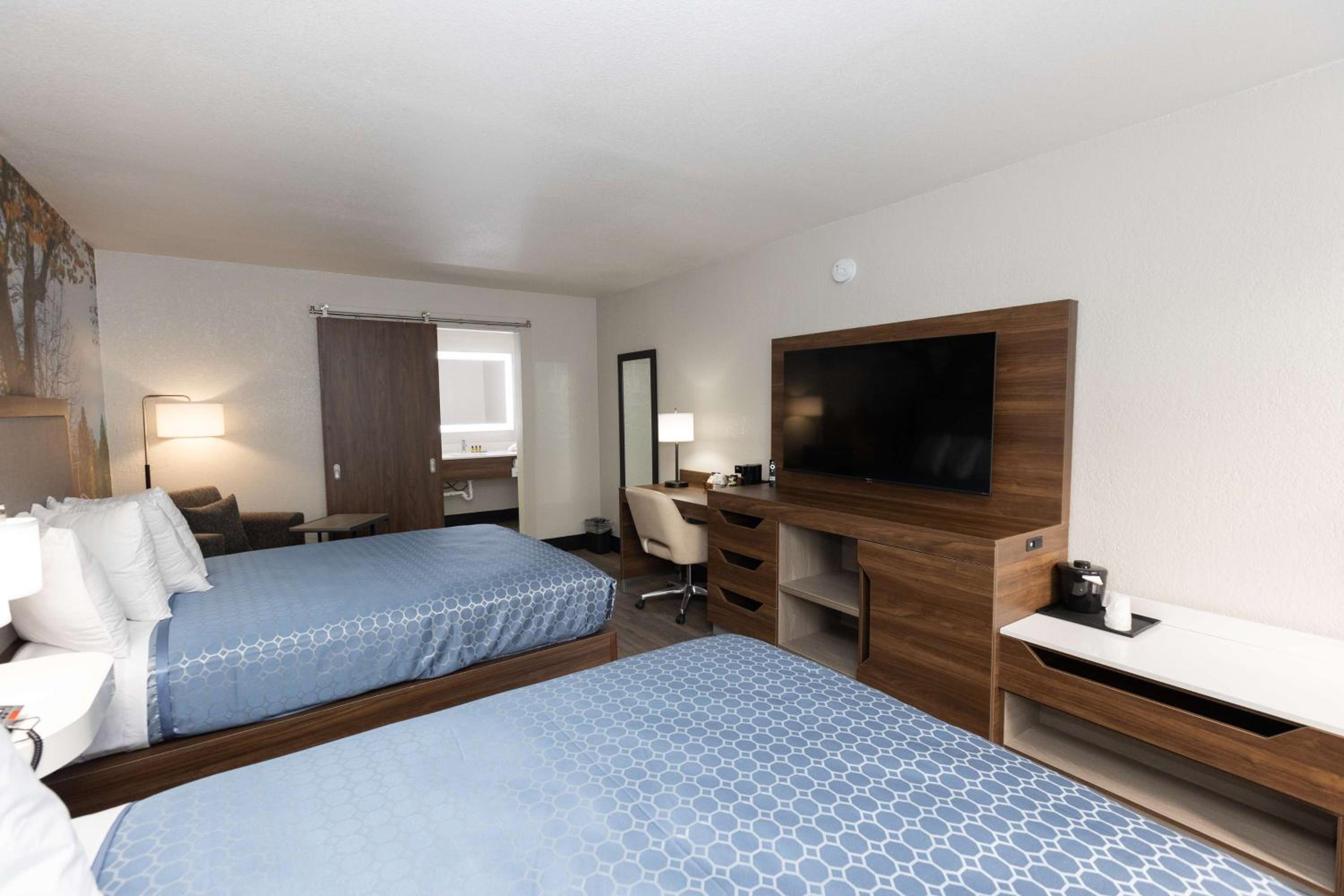 Queen Rooms with Two Queen Beds - Non-Smoking - Photo 3