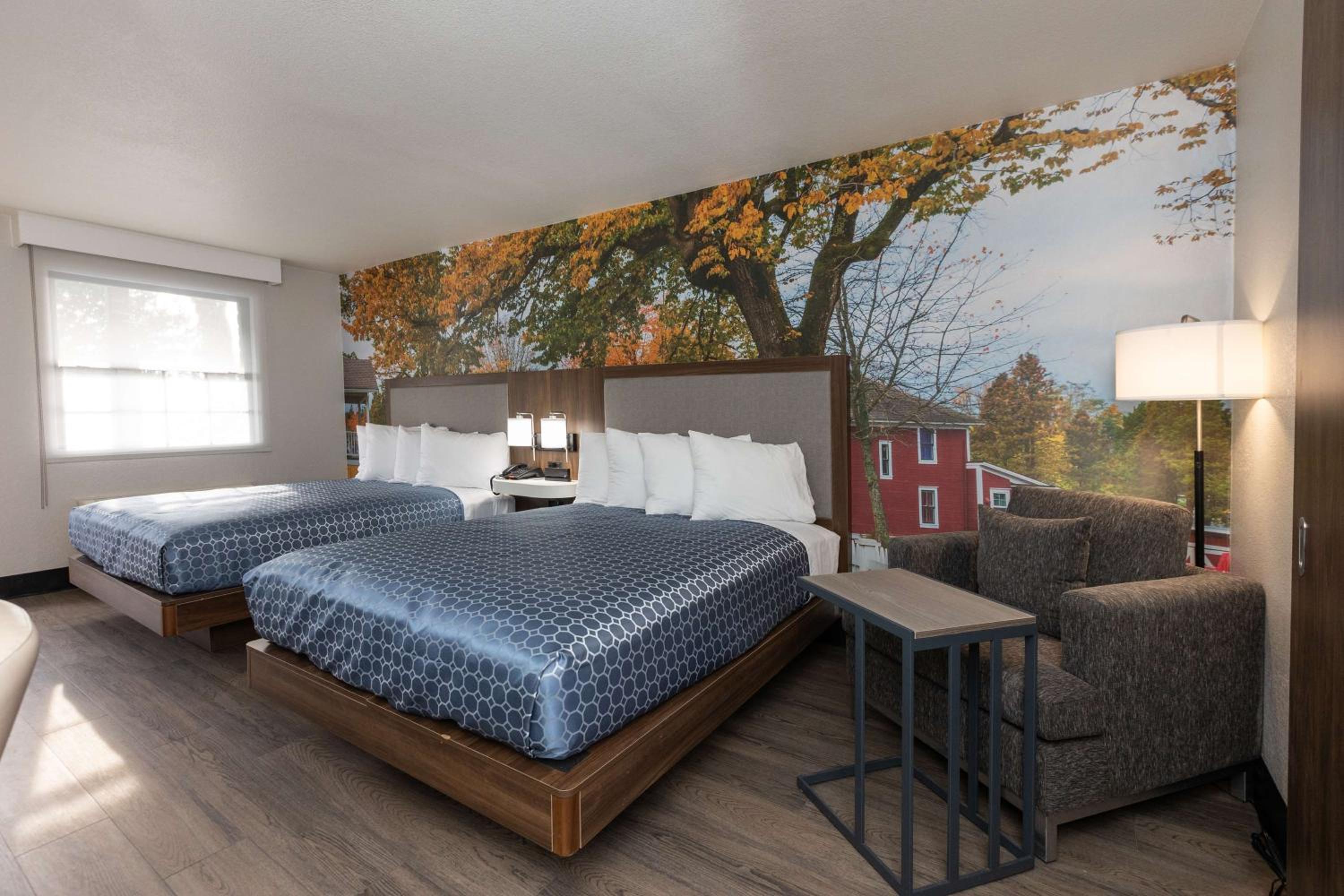 Queen Rooms with Two Queen Beds - Non-Smoking - Photo 4