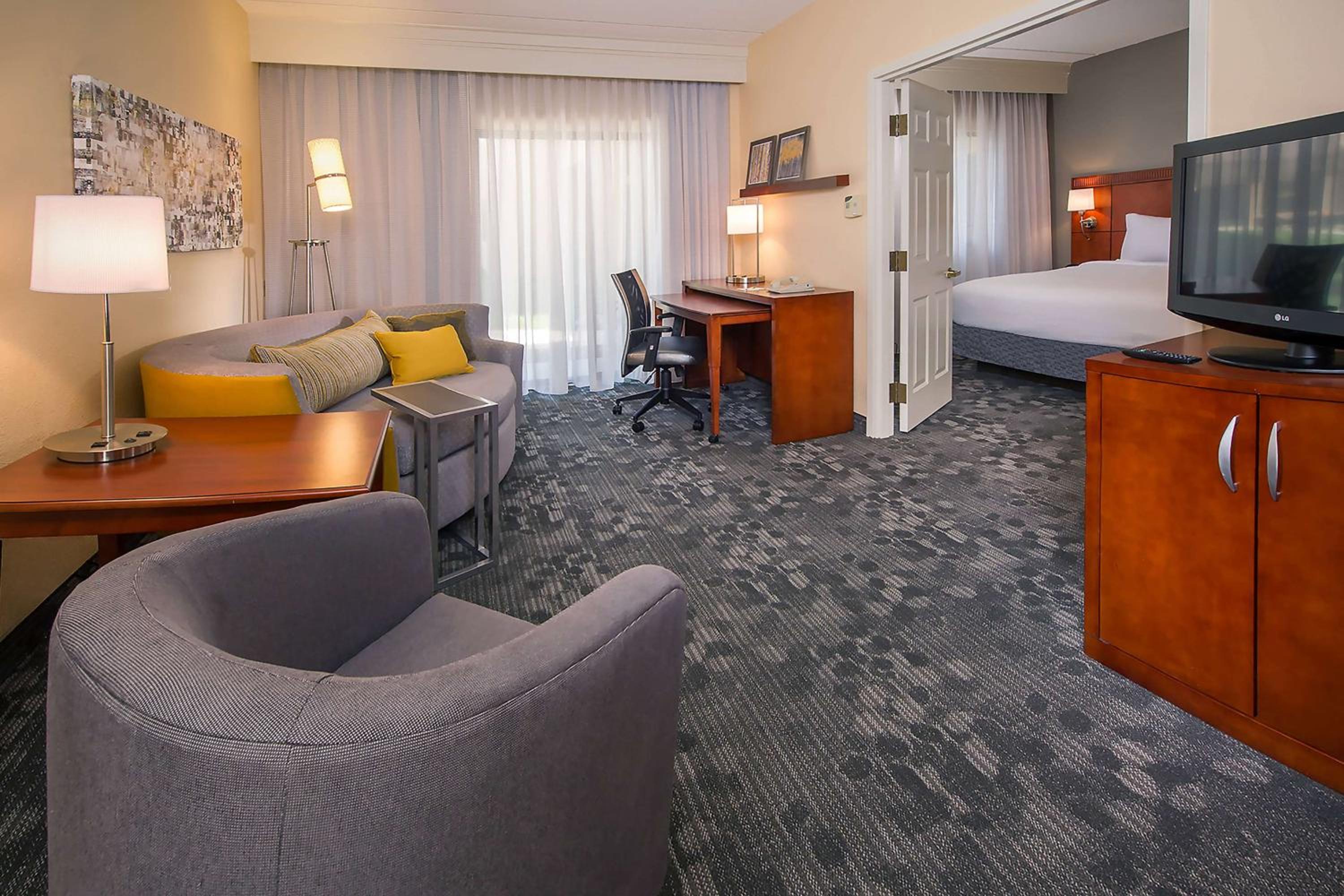 One Bedroom Suite King with Tub - Mobility/Hearing Accessible - Photo 1