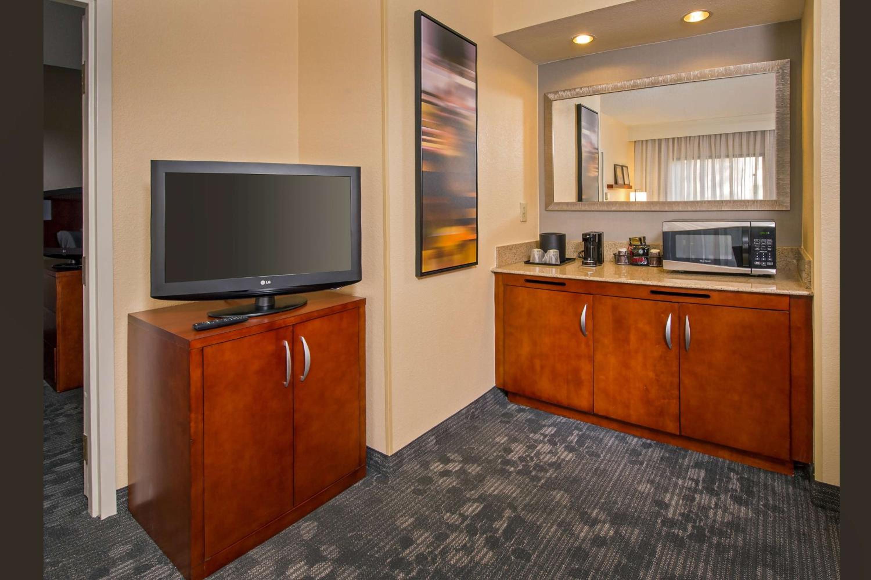 One Bedroom Suite - King - Balcony - Photo 3