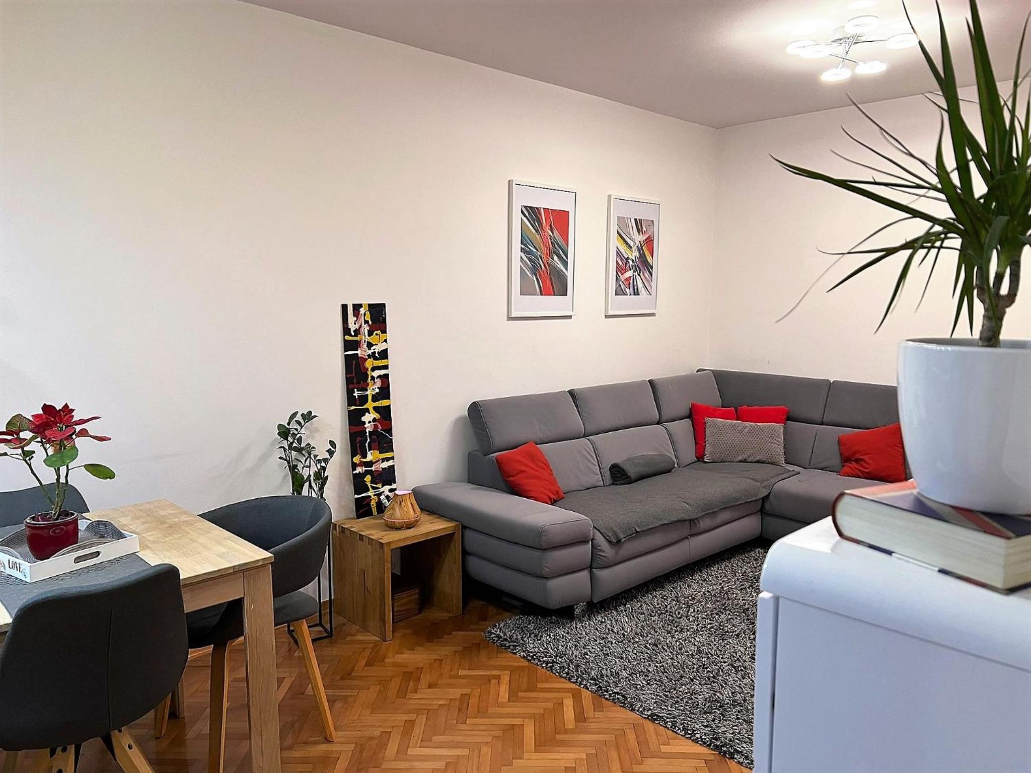 One-Bedroom Apartment photo 1
