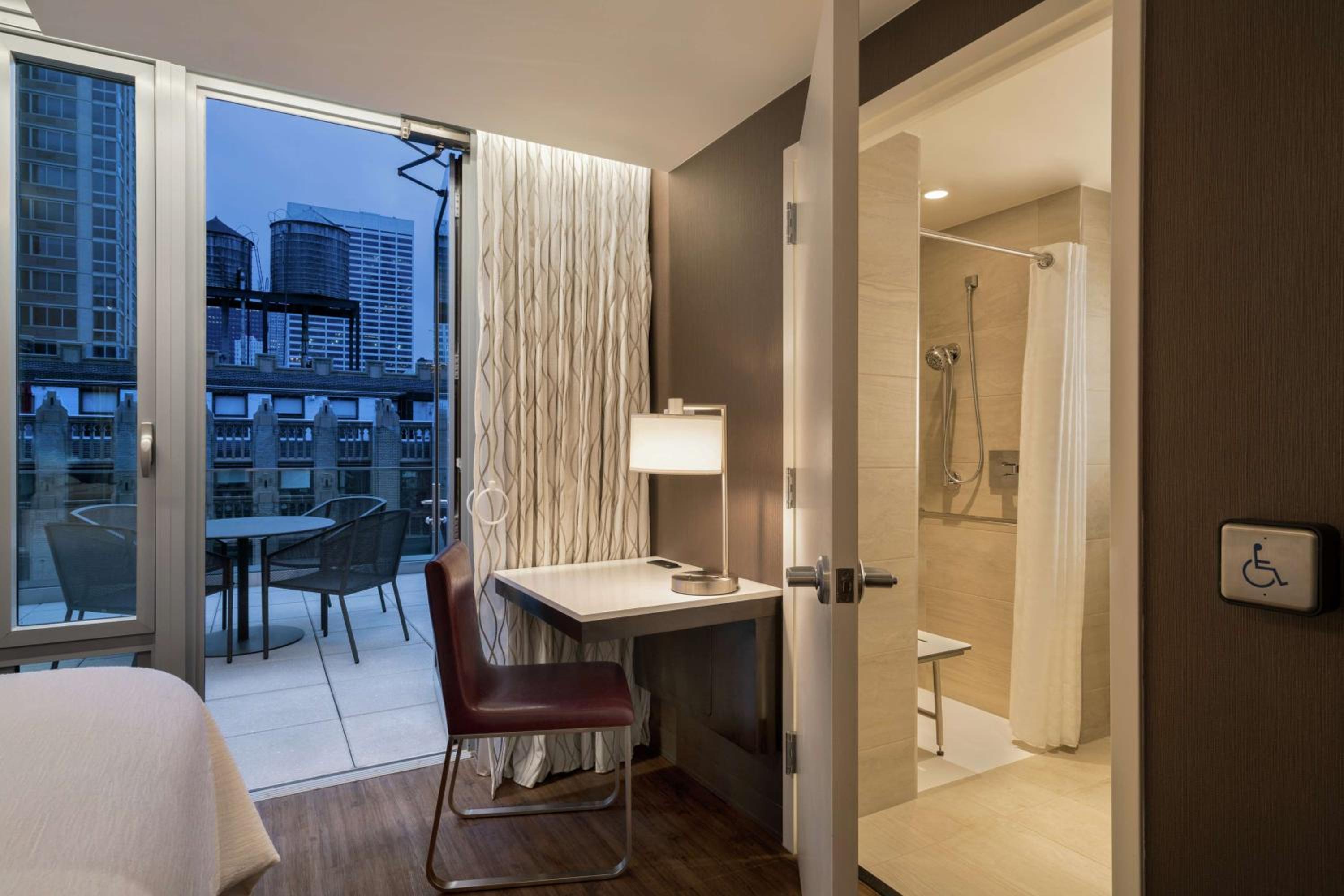1 King Bed Sky View Balcony Room thumbnail 6