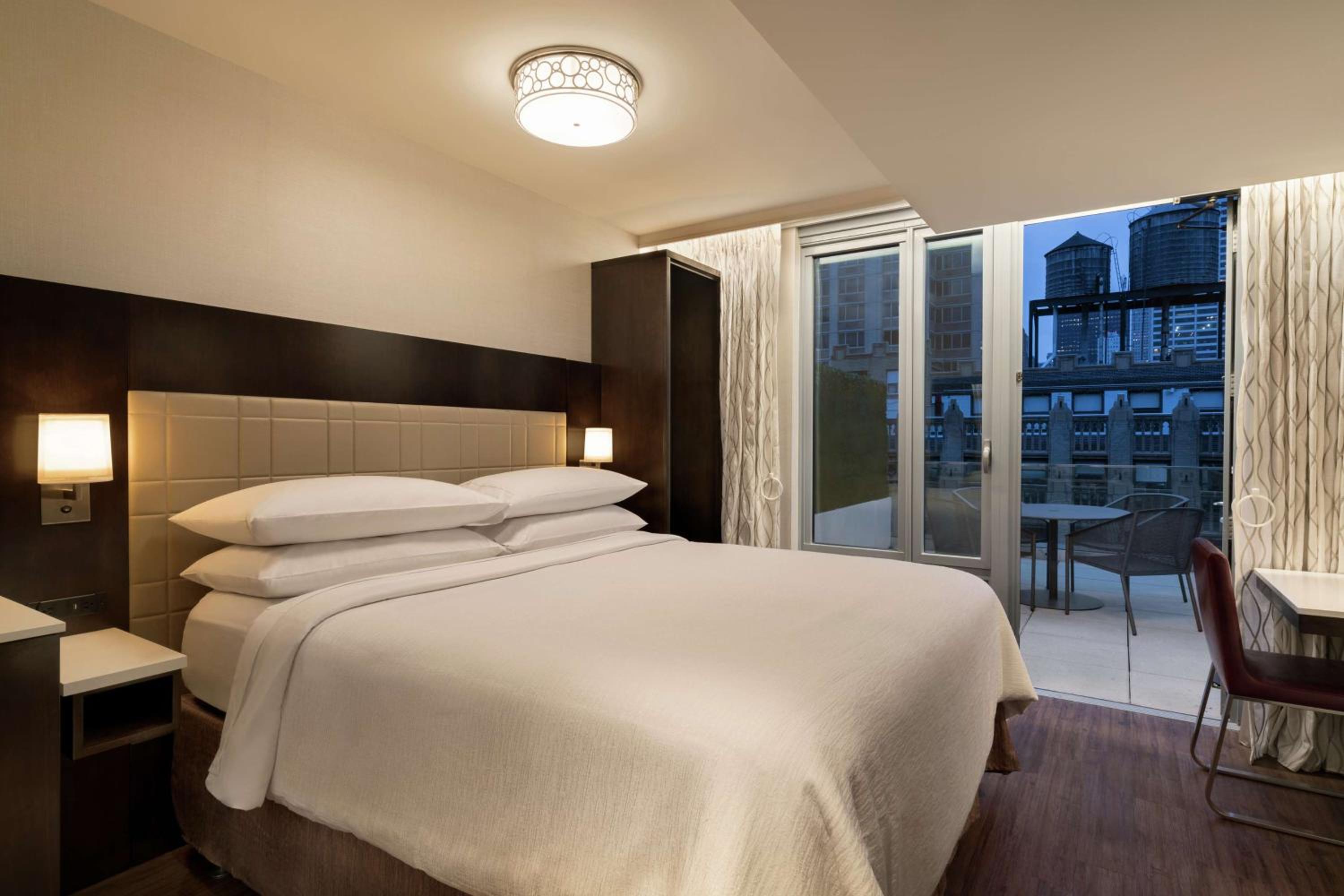 1 King Bed Sky View Balcony Room thumbnail 5
