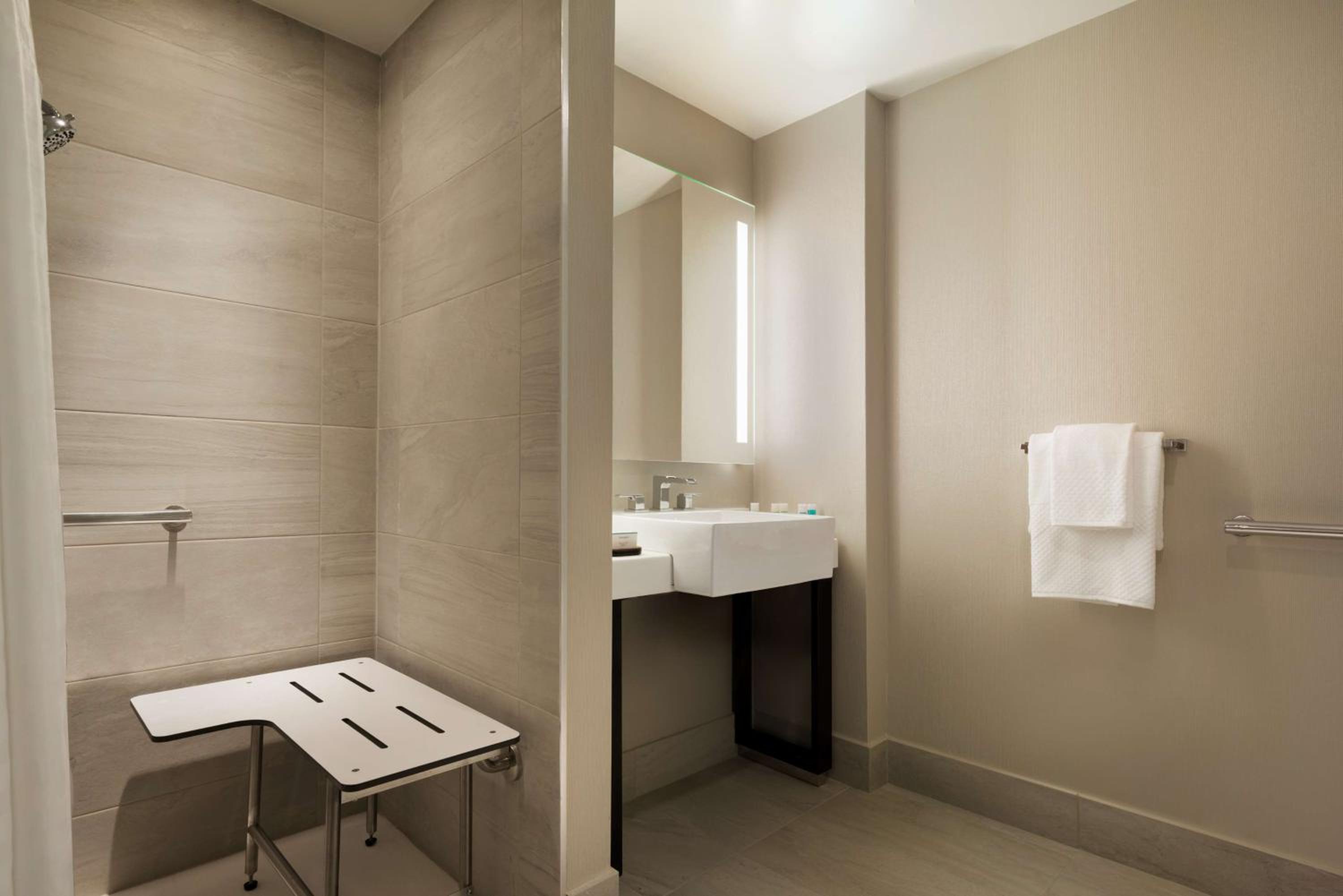 1 King City View Room Mobility Access with 3X3 Shower thumbnail 6