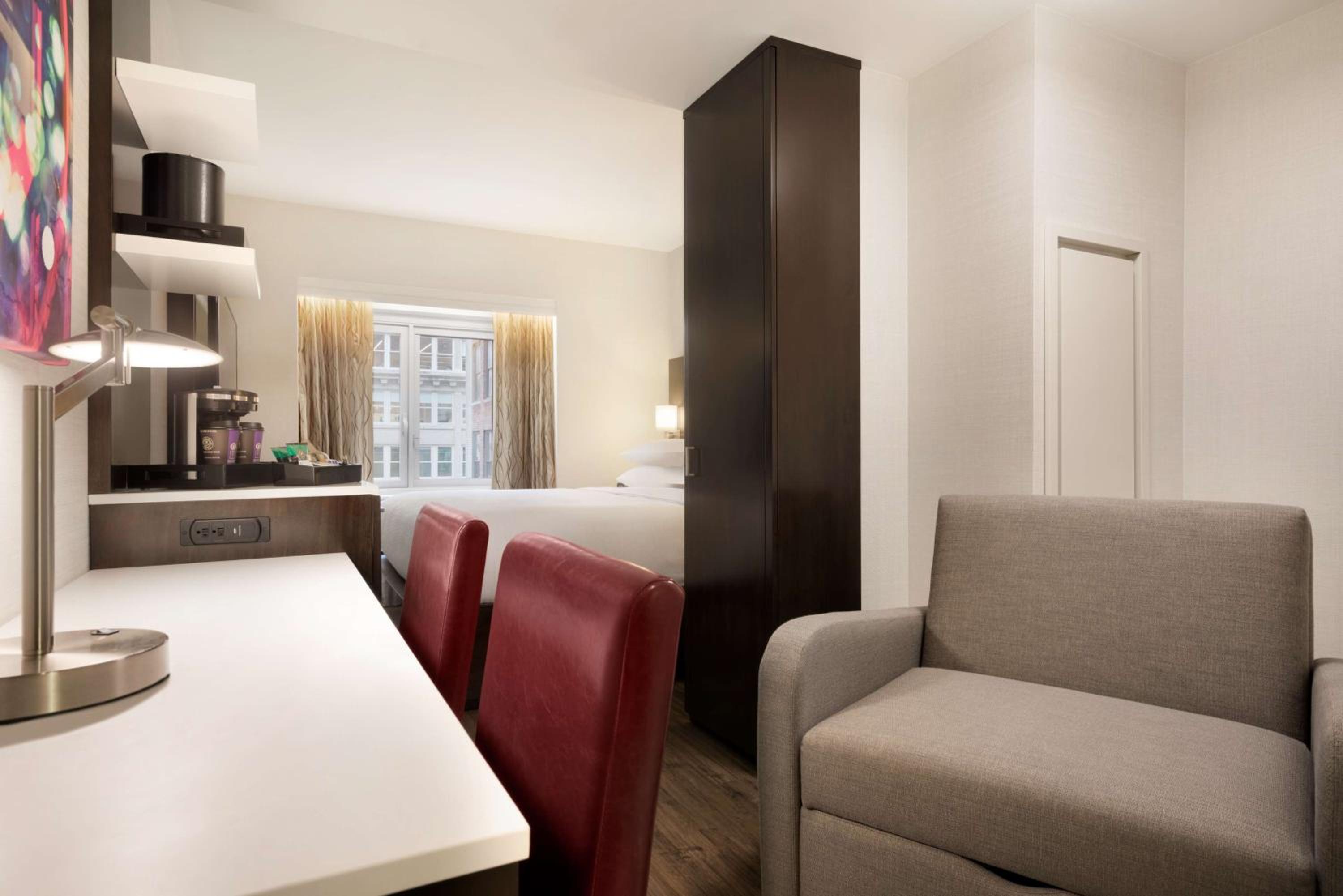 1 King City View Room Mobility Access with 3X3 Shower