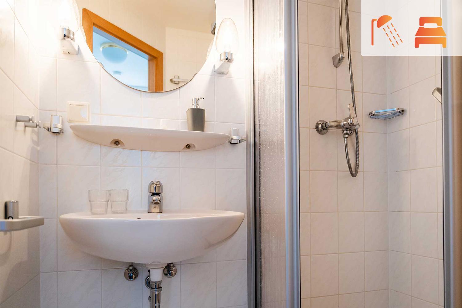 Single Room with Bathroom photo 2