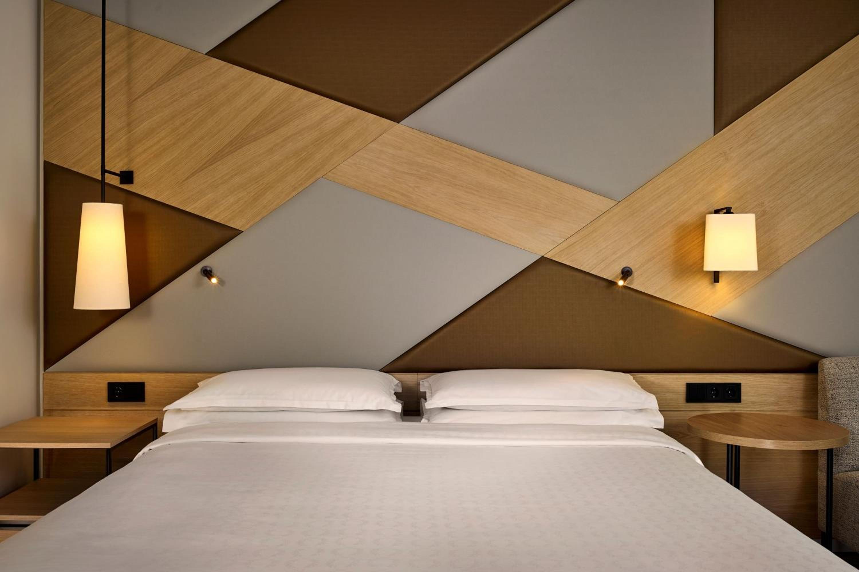 Deluxe, Guest room, 1 King - Photo 4