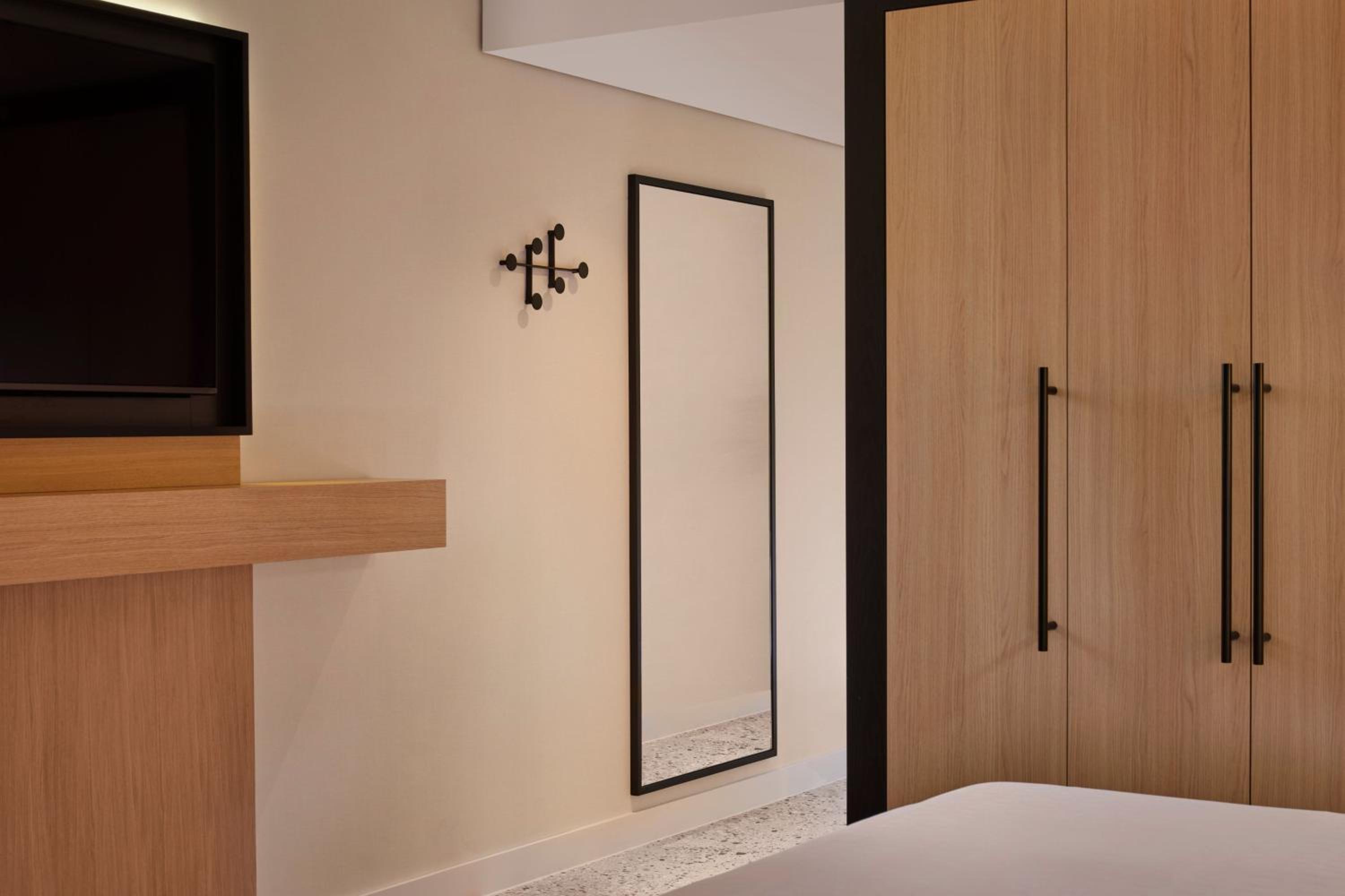 Deluxe, Guest room, 1 King - Photo 3