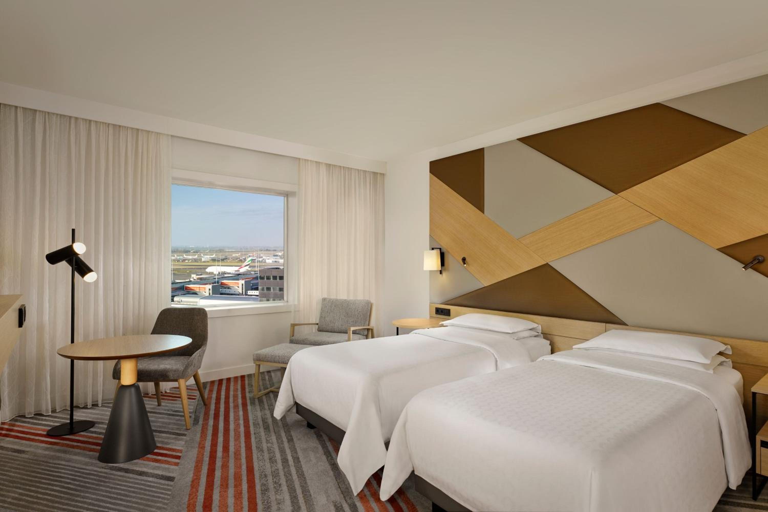 Twin Room with Club Lounge Access - Photo 9