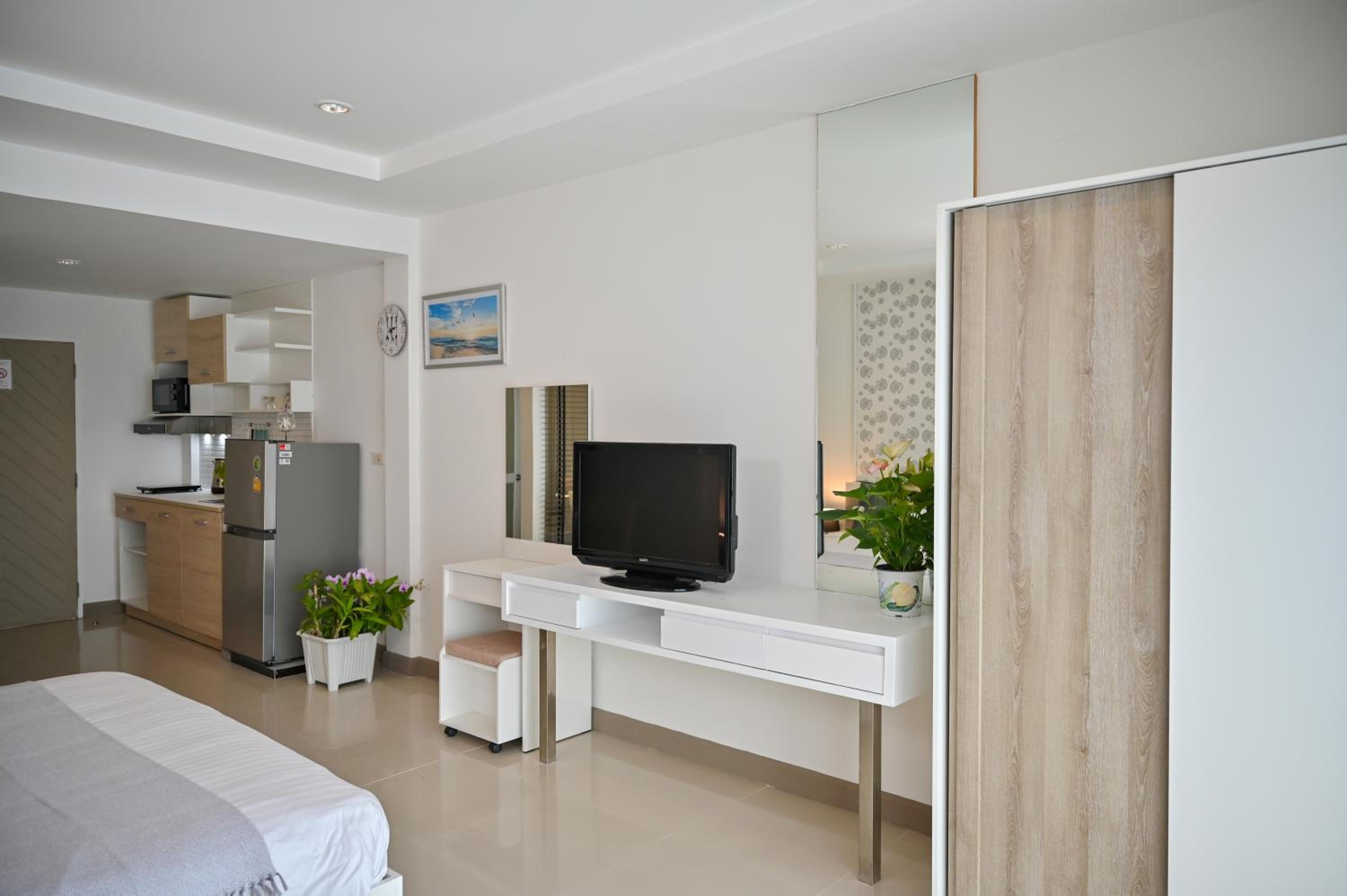 Deluxe Room - Photo 16