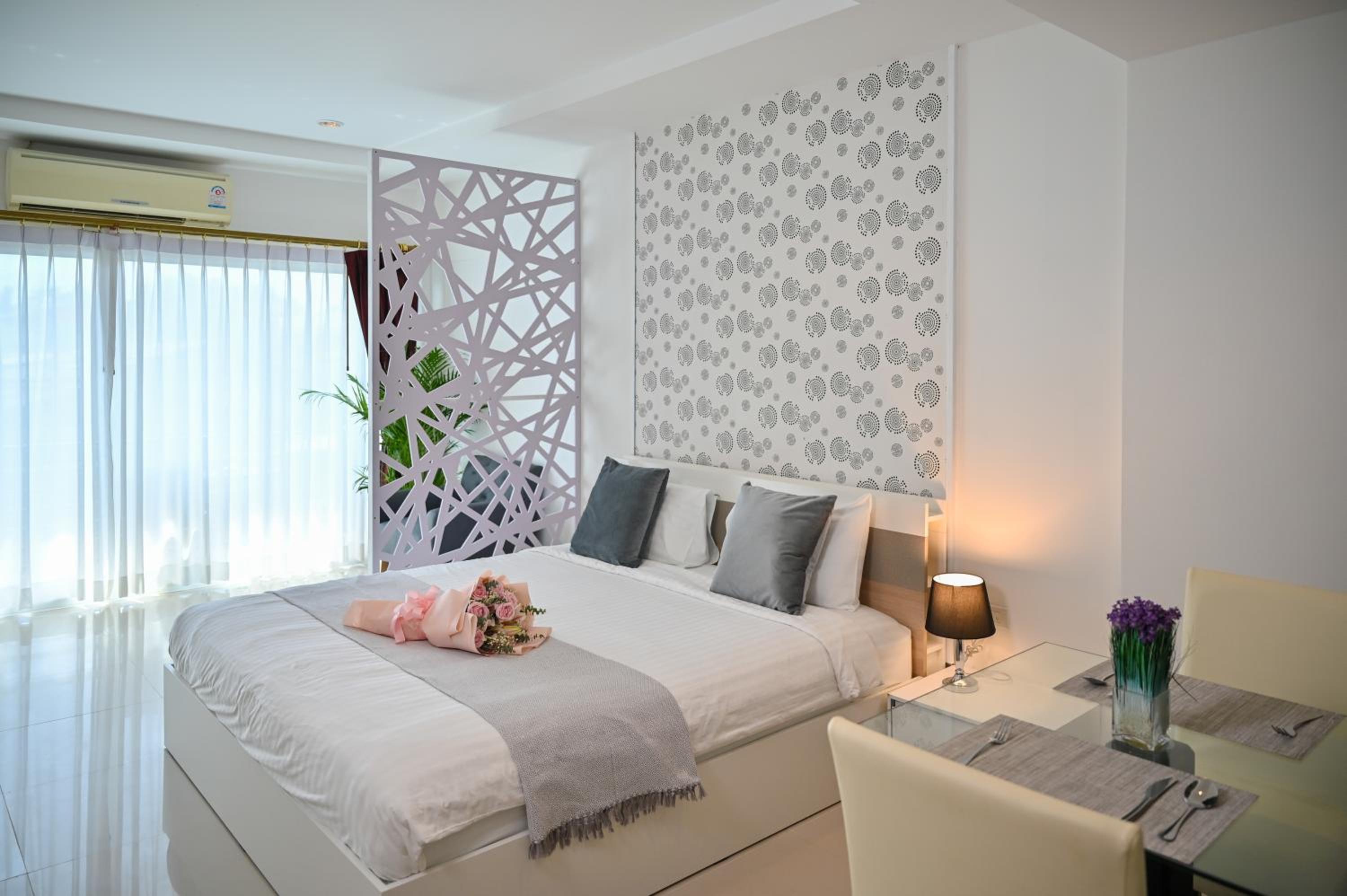 Deluxe Room - Photo 25