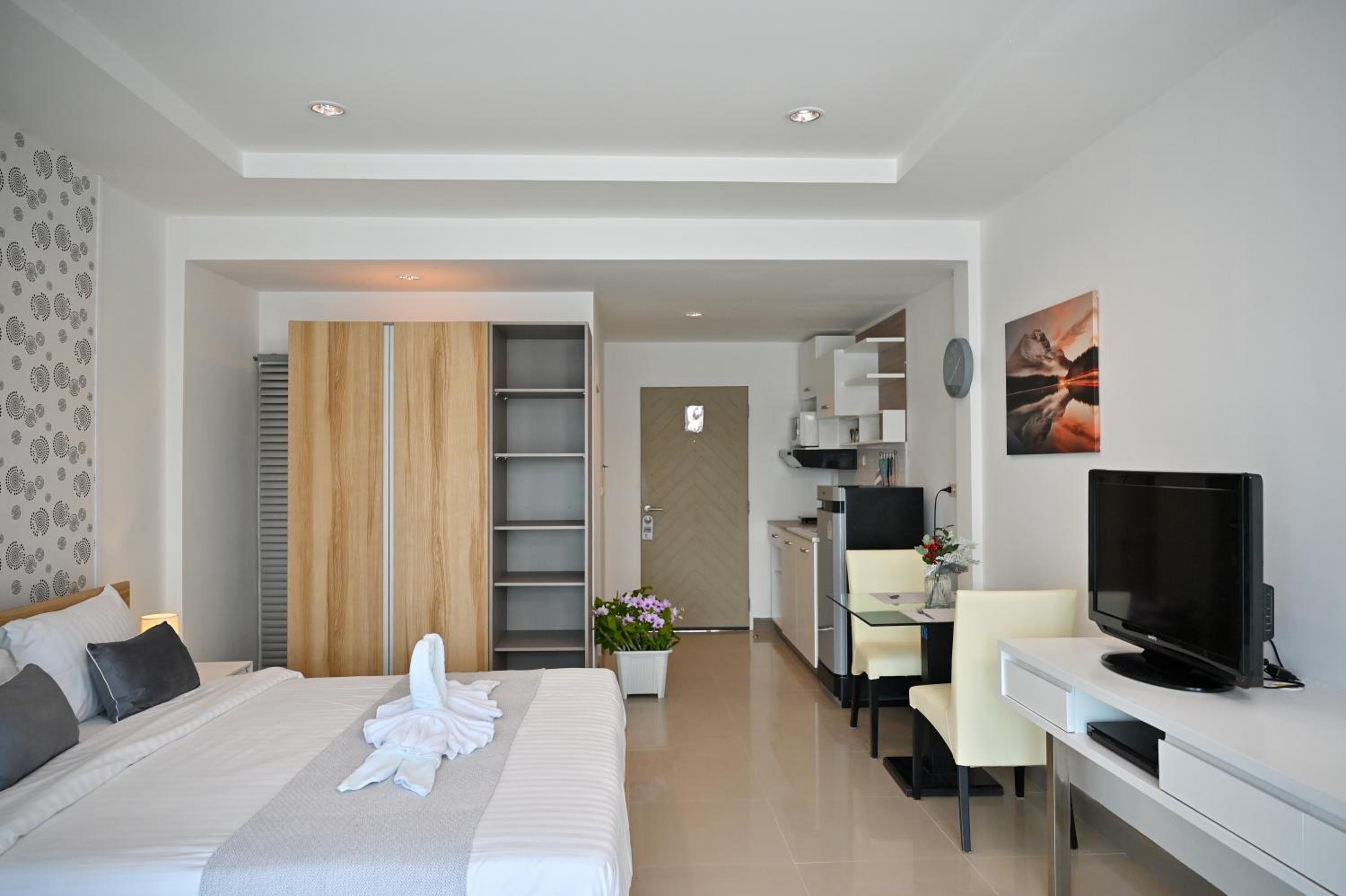 Deluxe Room - Photo 23