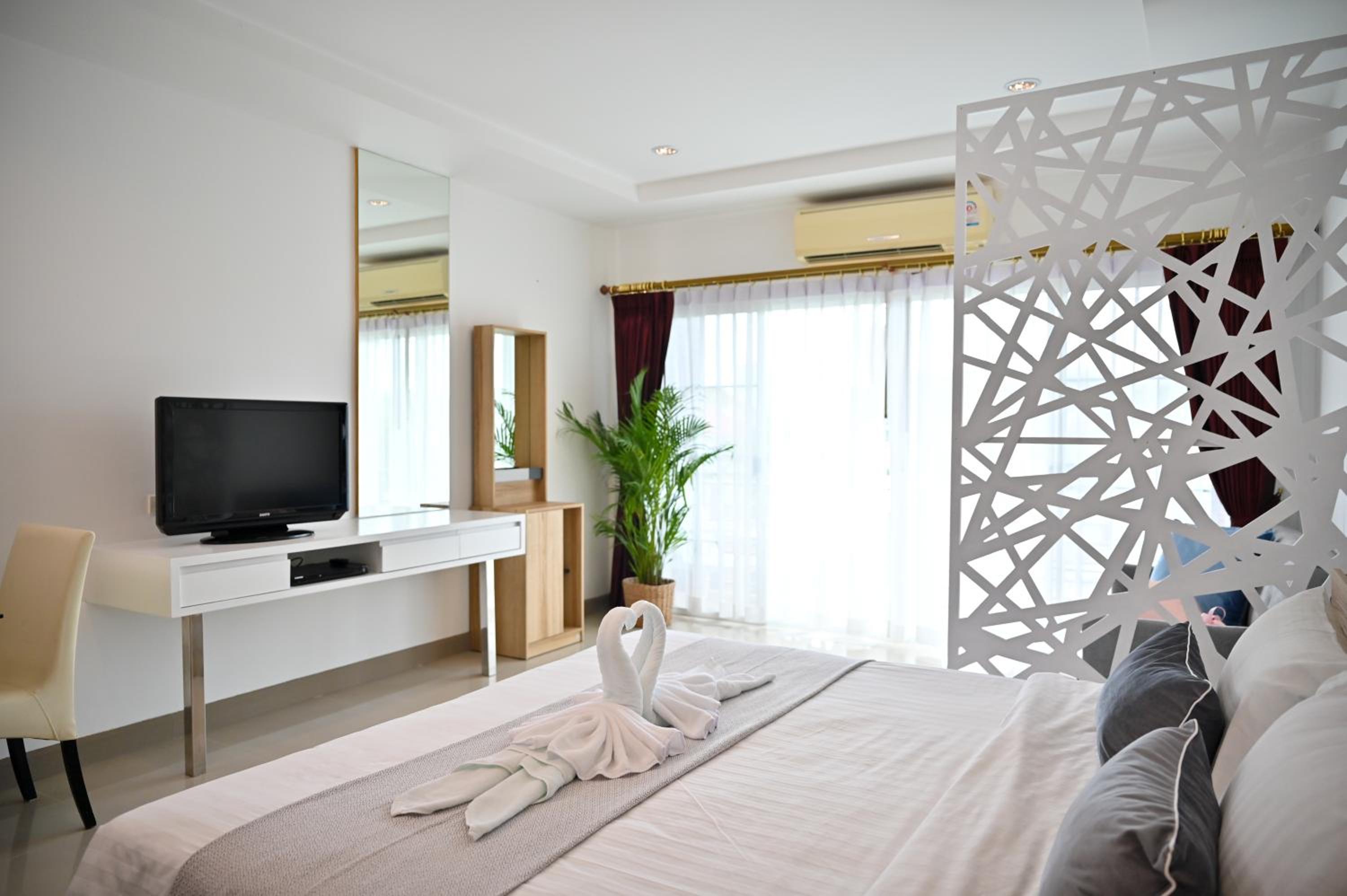 Deluxe Room - Photo 19