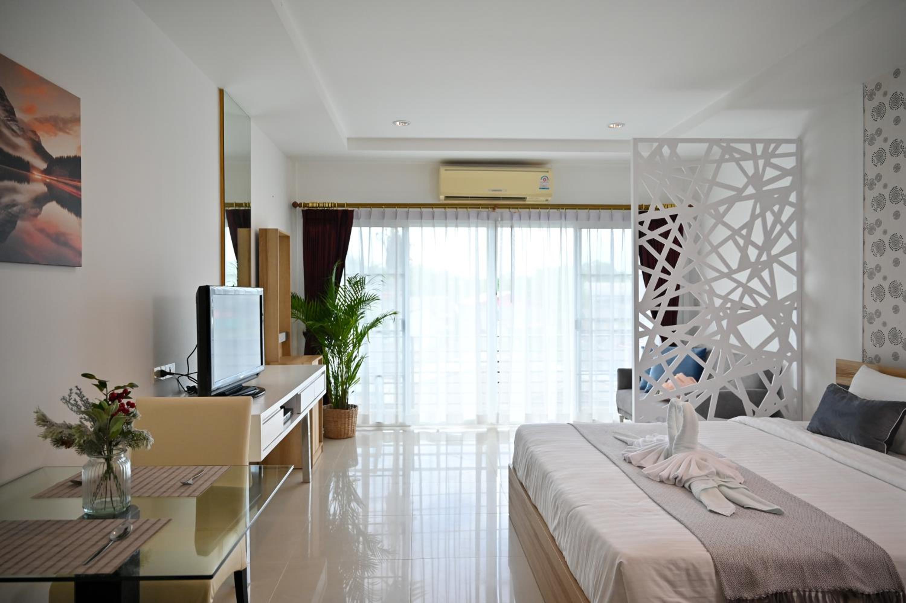 Deluxe Room - Photo 24