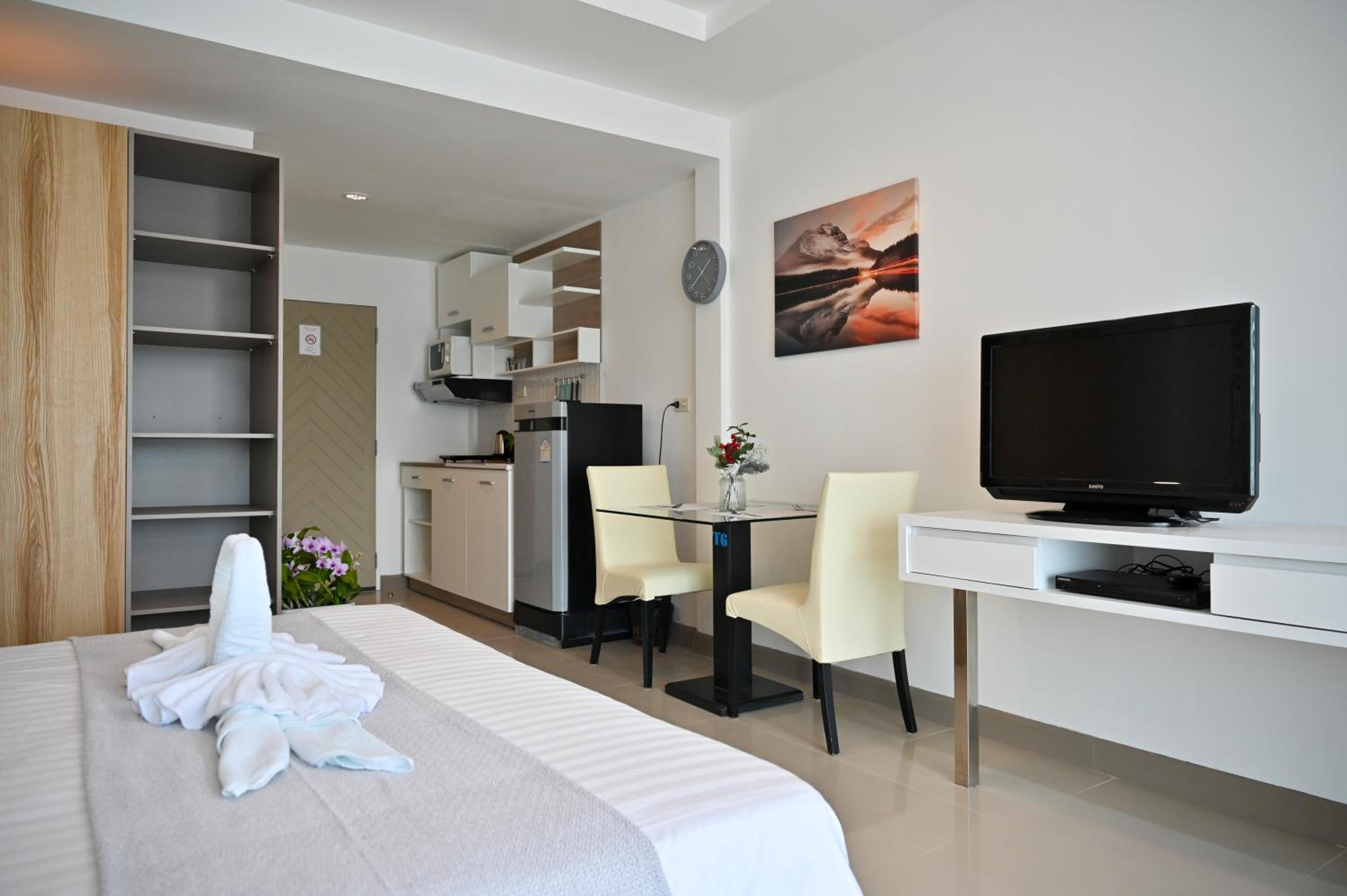 Deluxe Room - Photo 22