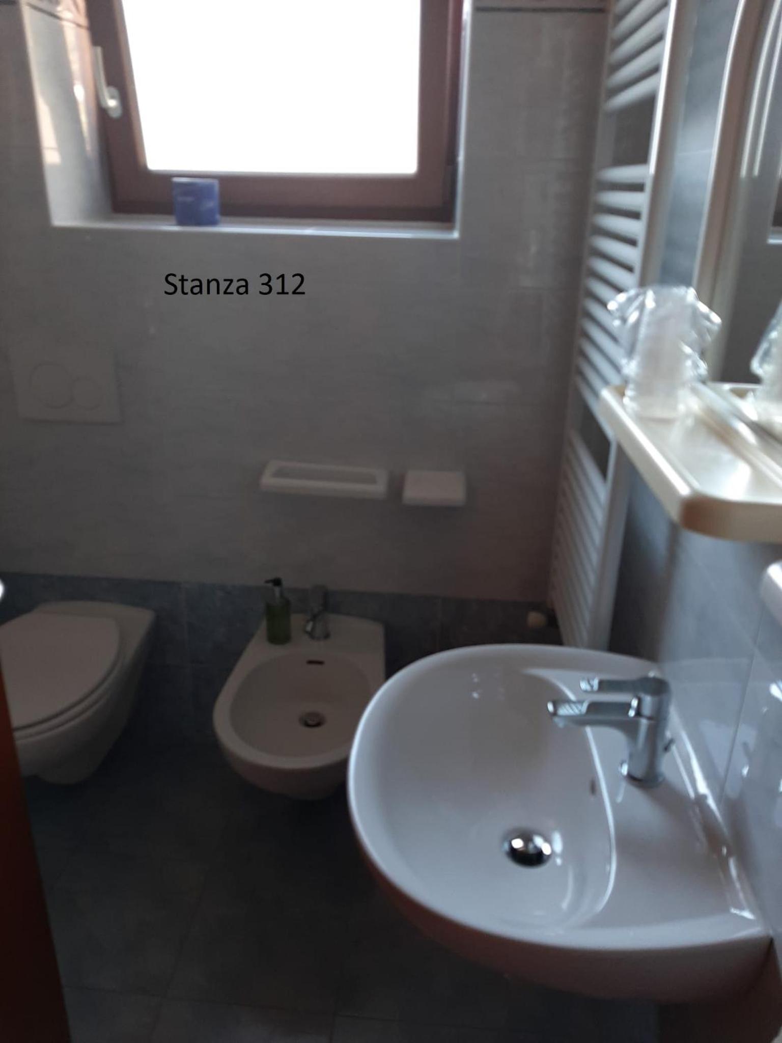 Standard Double Room - Photo 14