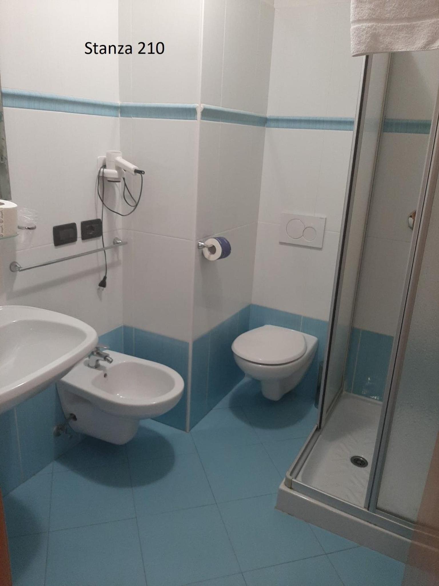 Standard Double Room - Photo 40