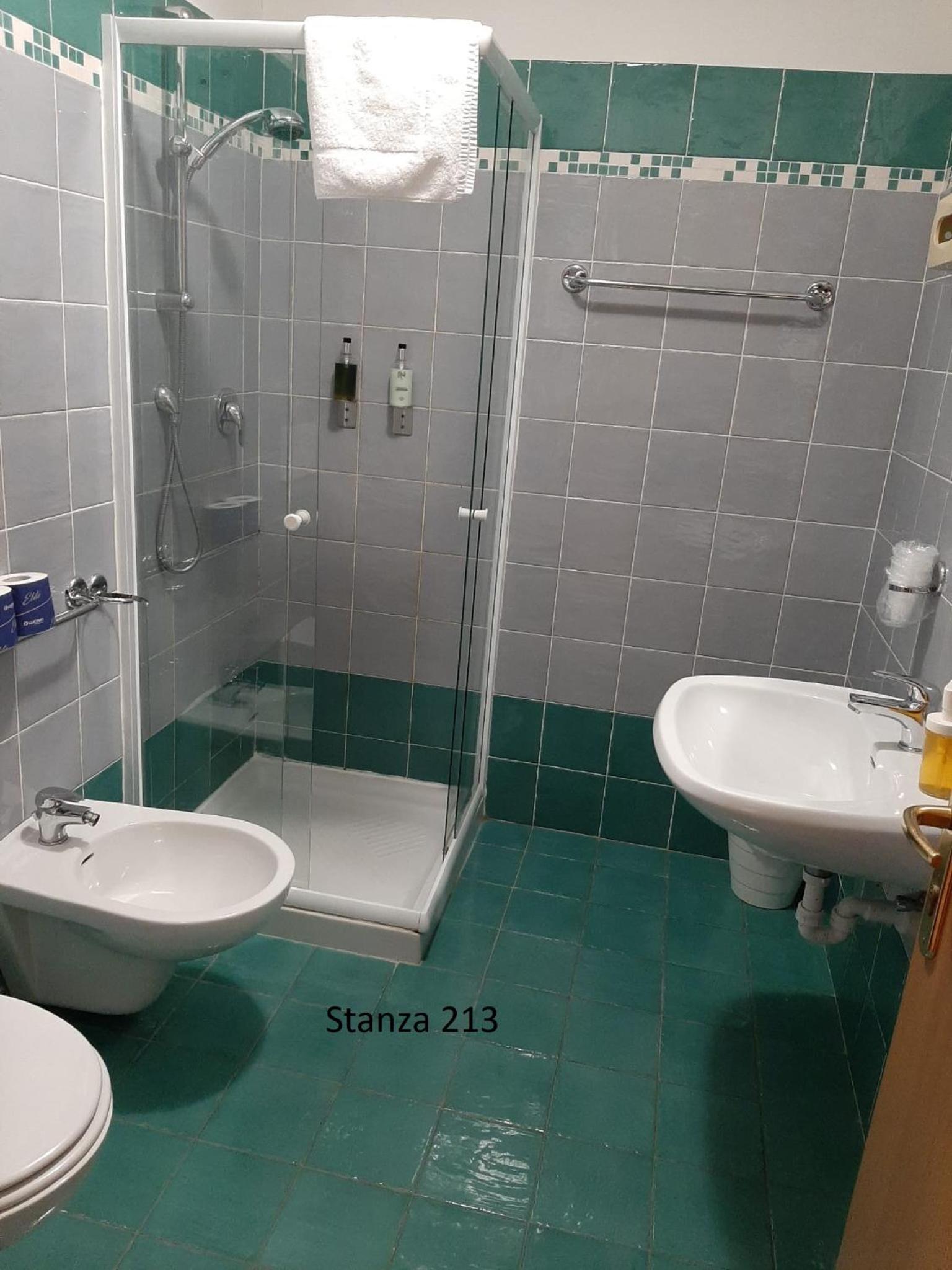 Standard Double Room - Photo 5