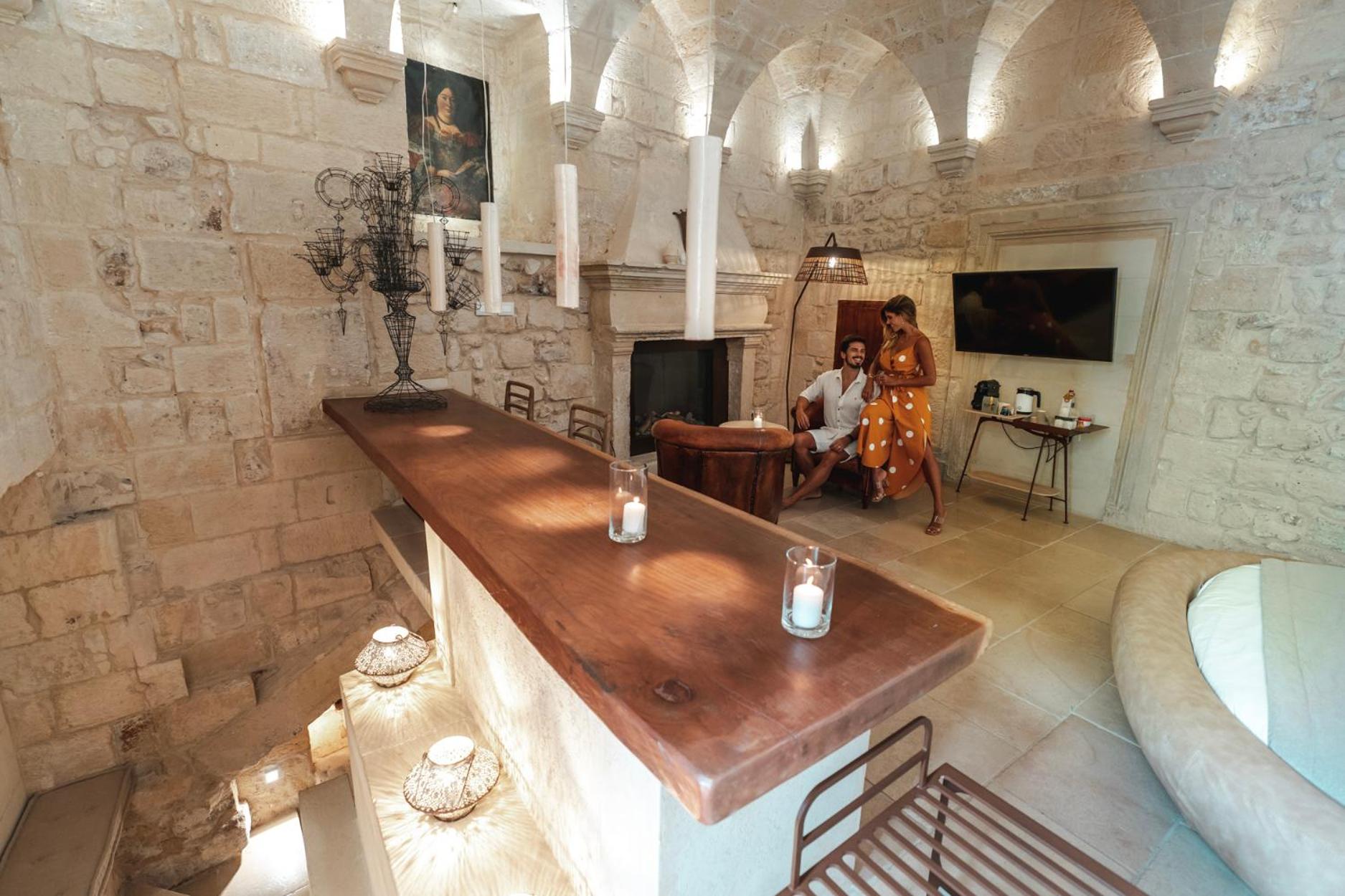 Deluxe King Suite - Photo 6
