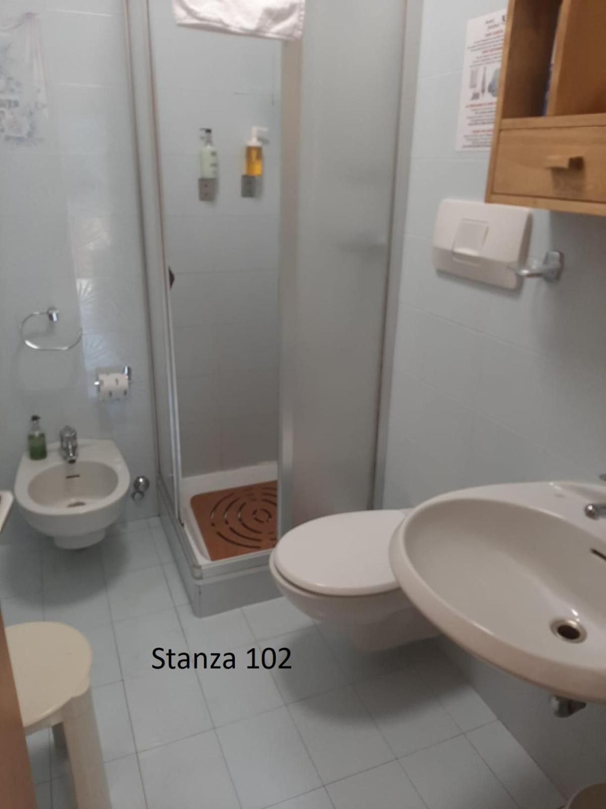 Budget Double Room - Photo 8