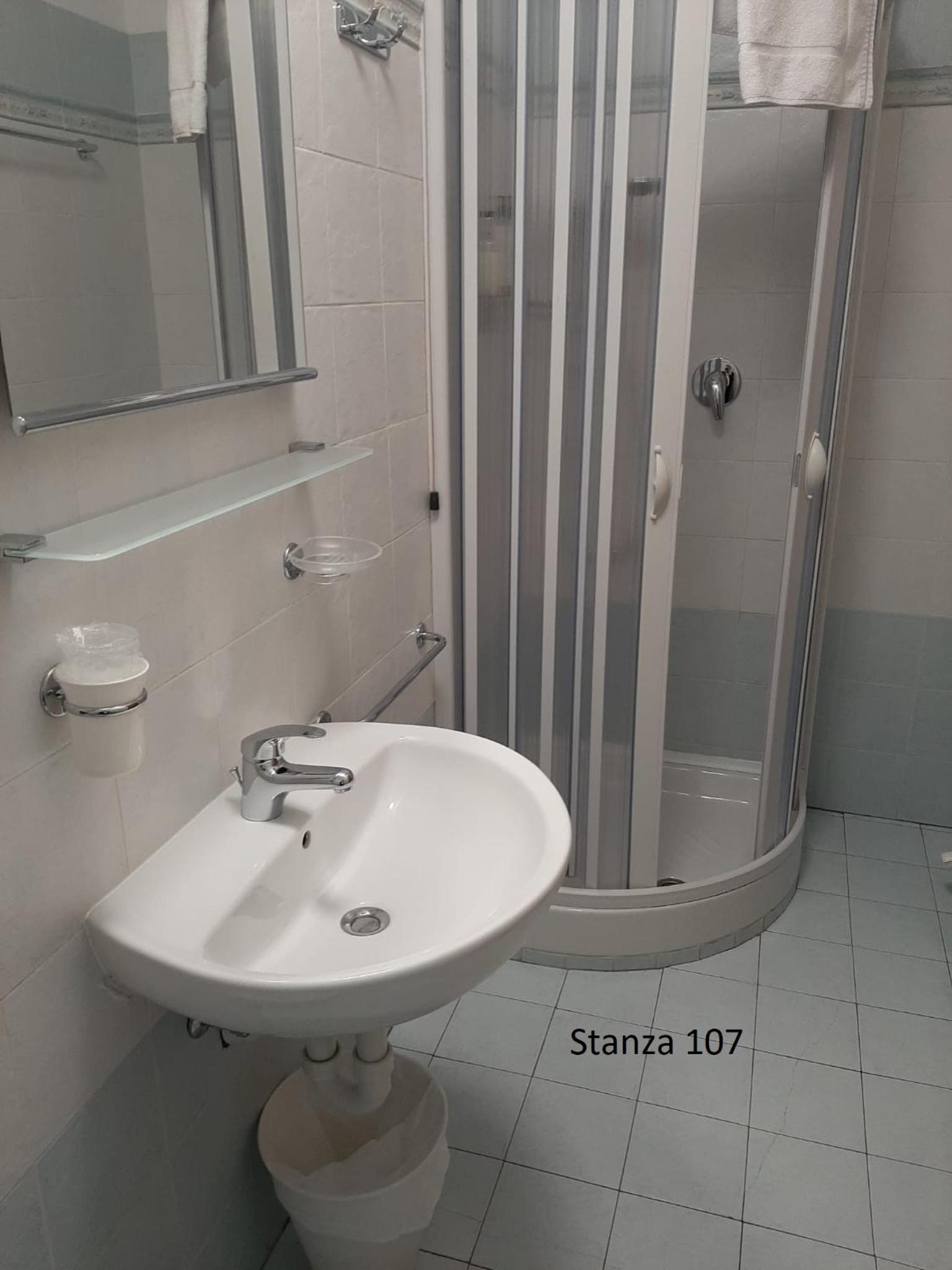 Standard Quadruple Room - Photo 13
