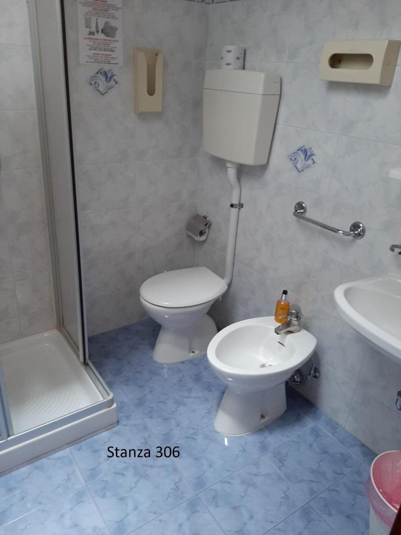 Standard Quadruple Room - Photo 19