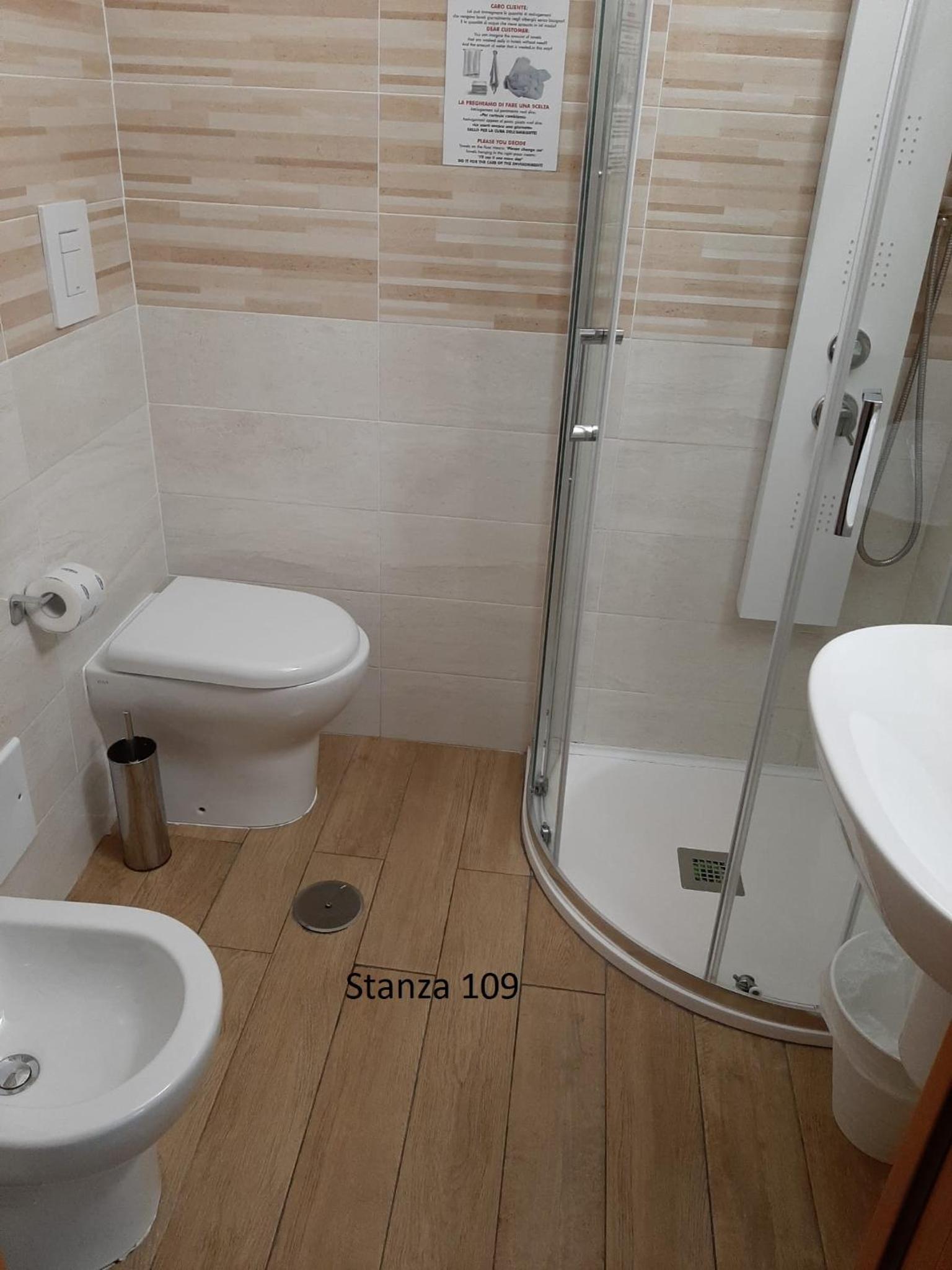 Standard Quadruple Room - Photo 37