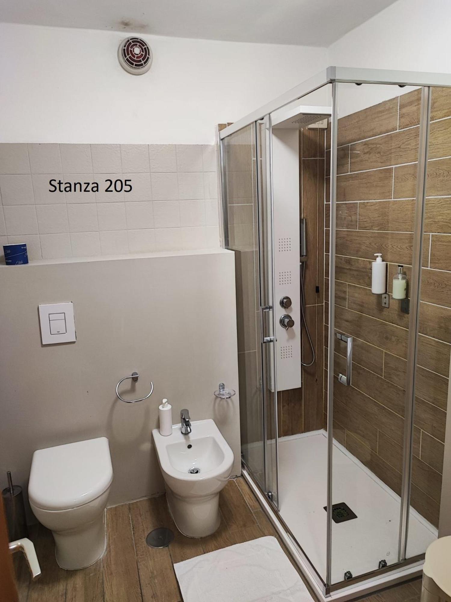 Standard Quadruple Room - Photo 29