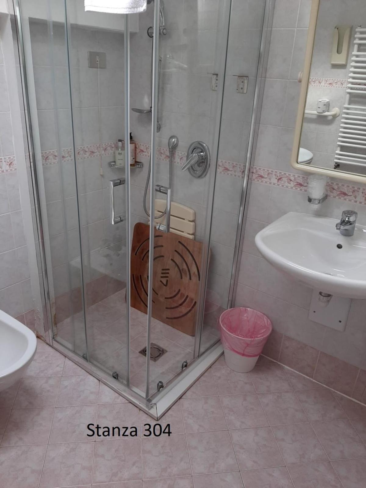 Economy Triple Room - Photo 4