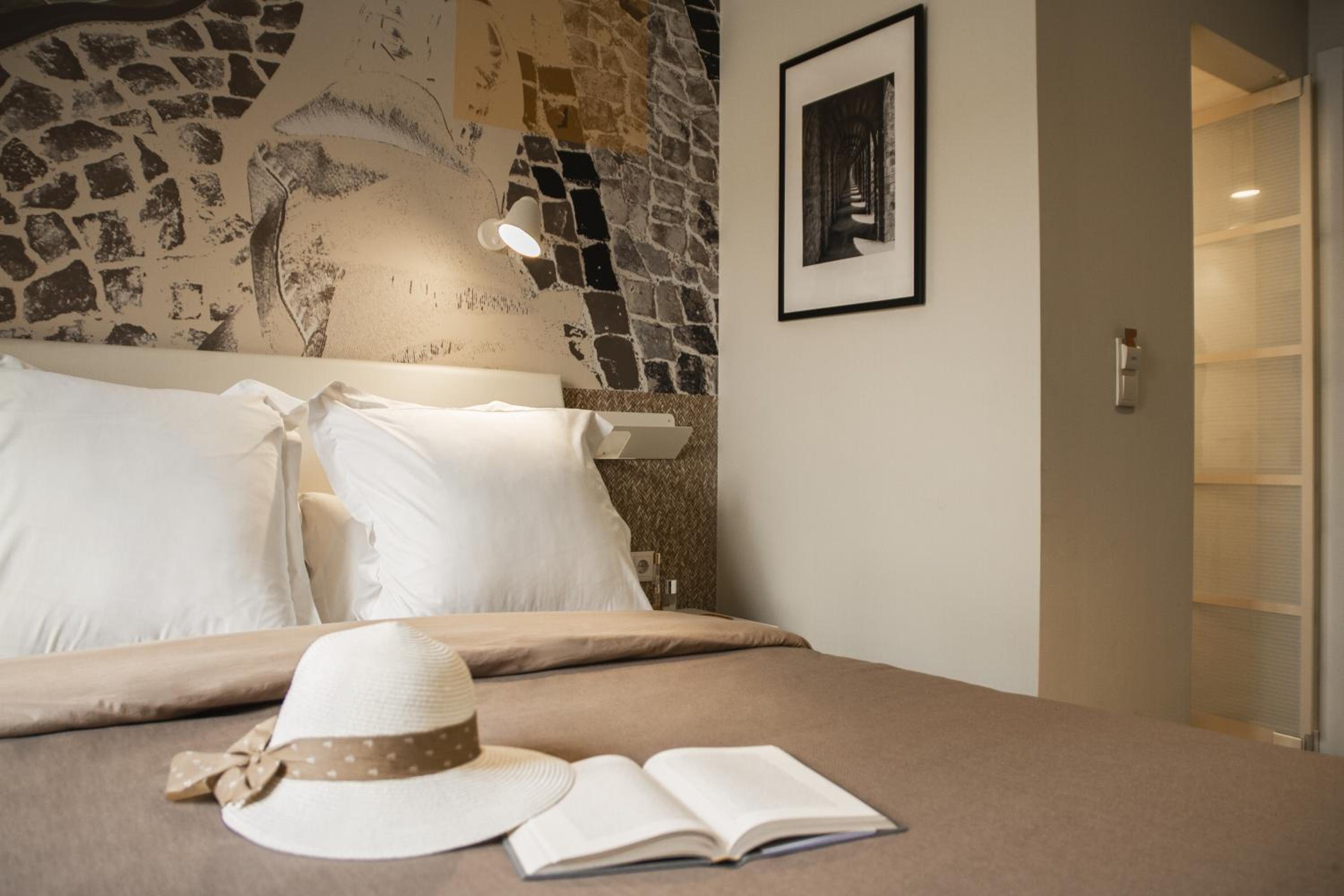 Standard Double Room - Photo 6