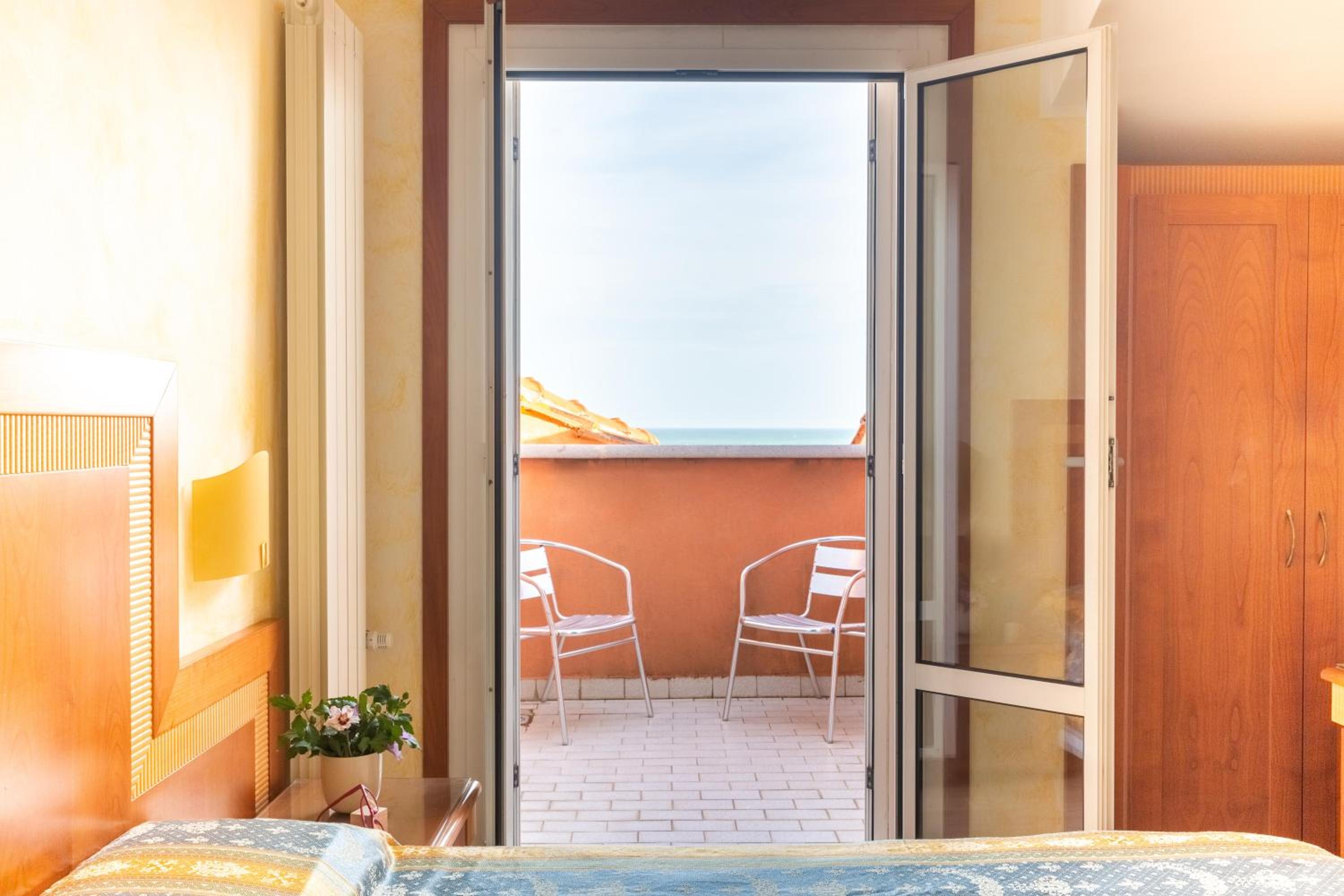 Premium Room with View - Photo 10