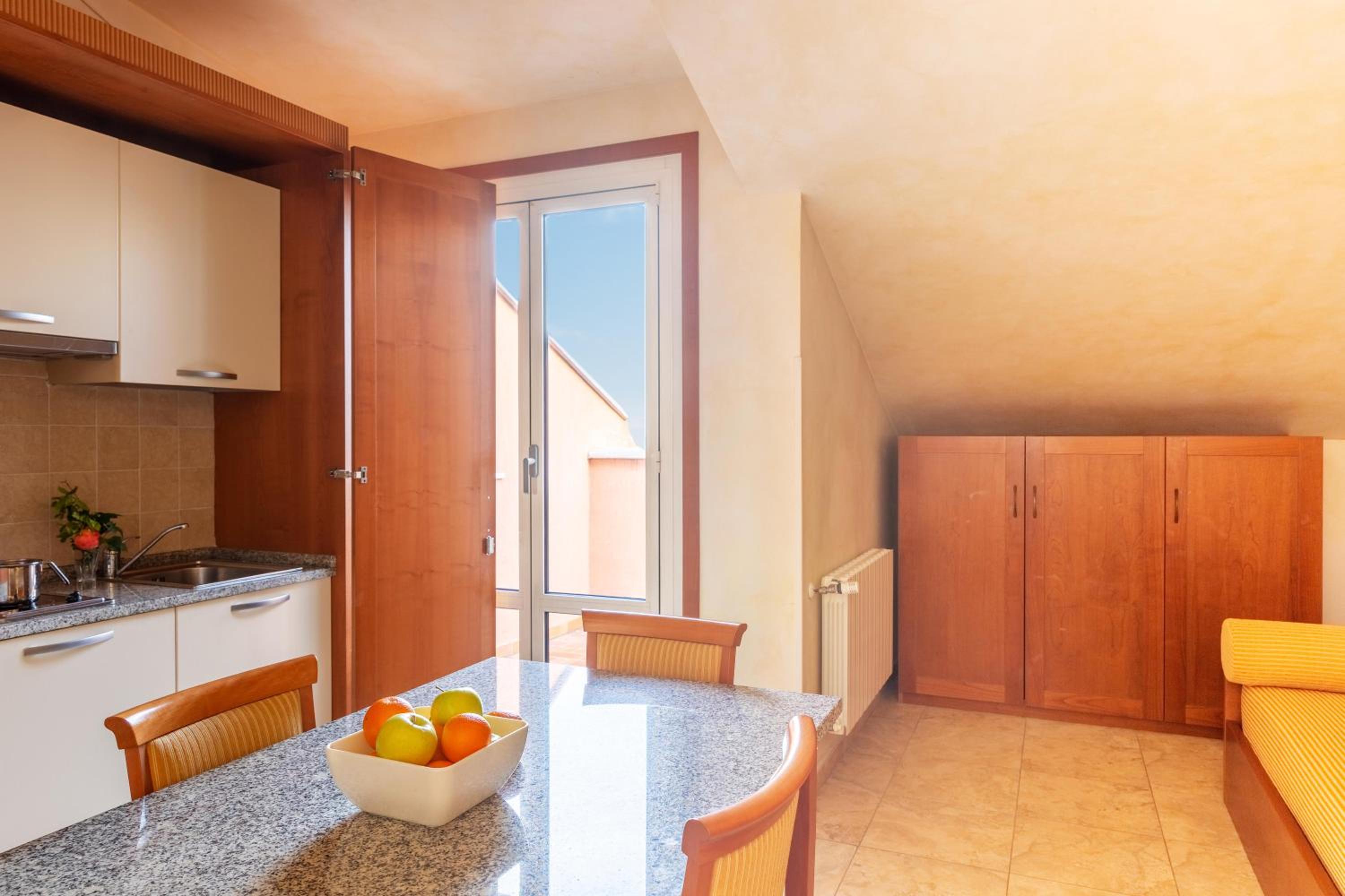 Premium Room with View - Photo 11
