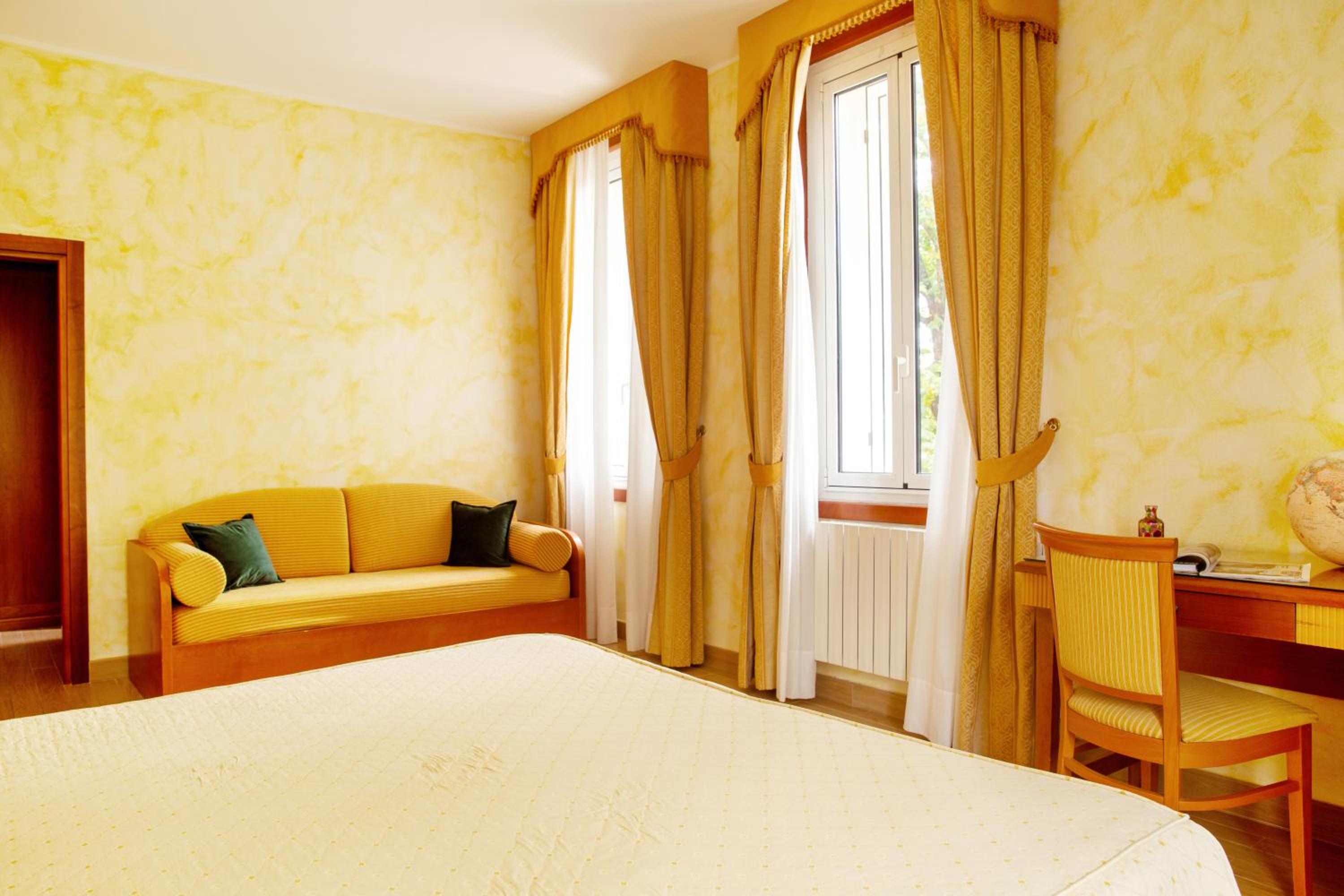 Comfort Triple  Room thumbnail 6