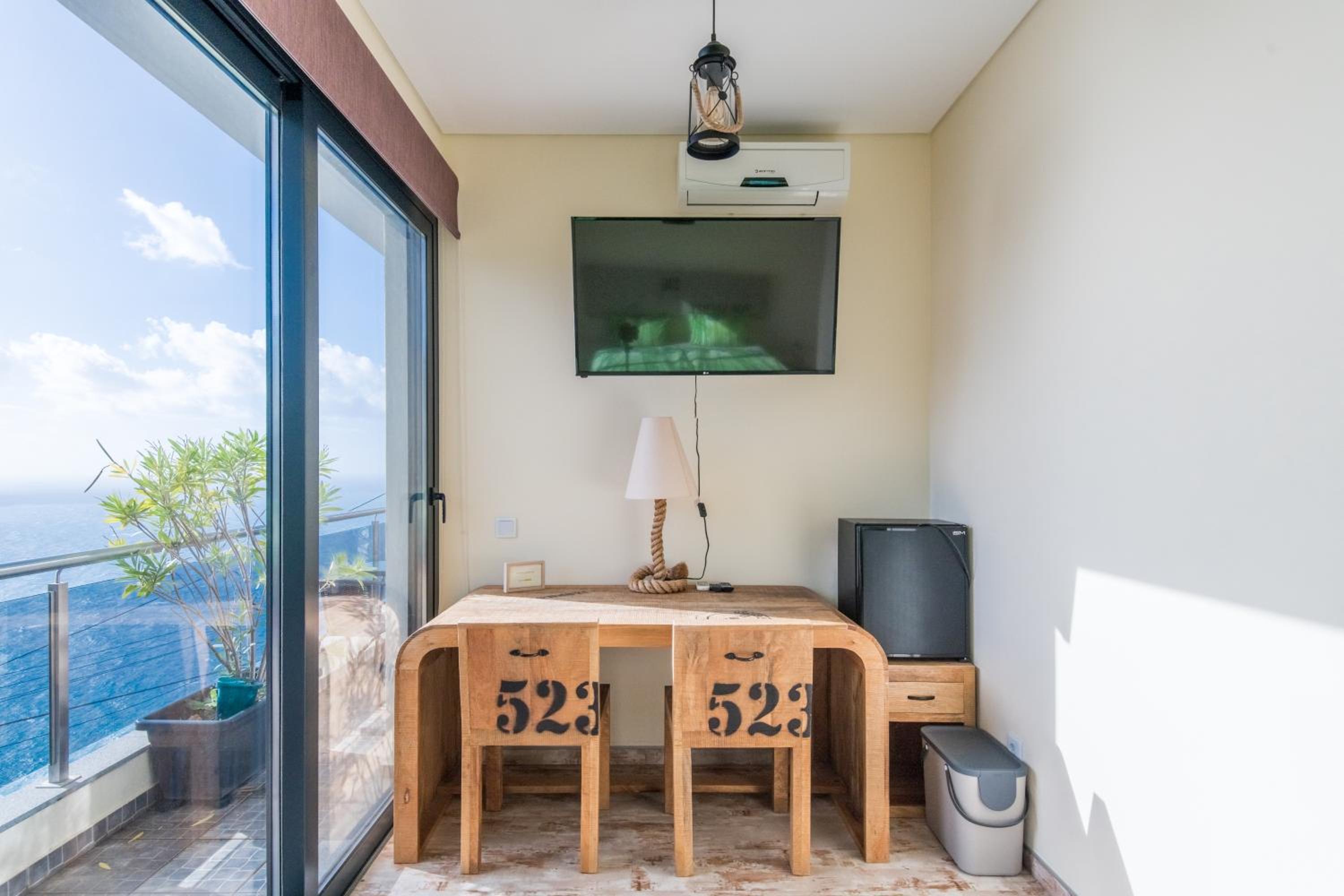 Deluxe Double Room with Balcony - Photo 9