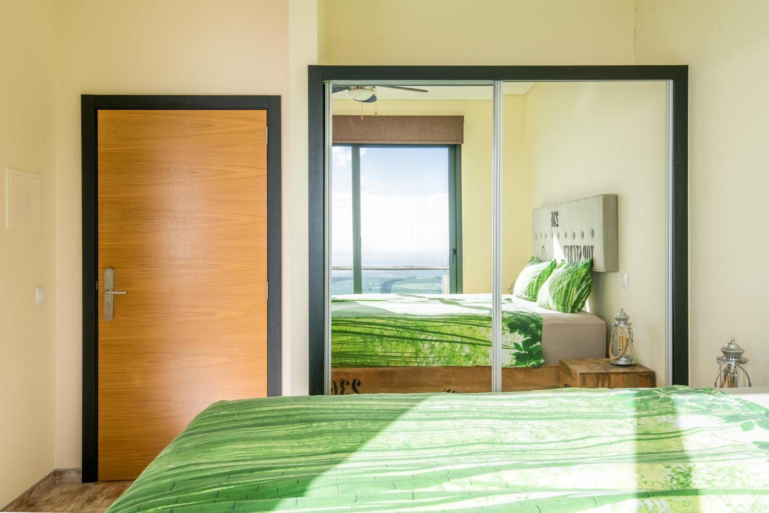 Deluxe Double Room with Balcony - Photo 10
