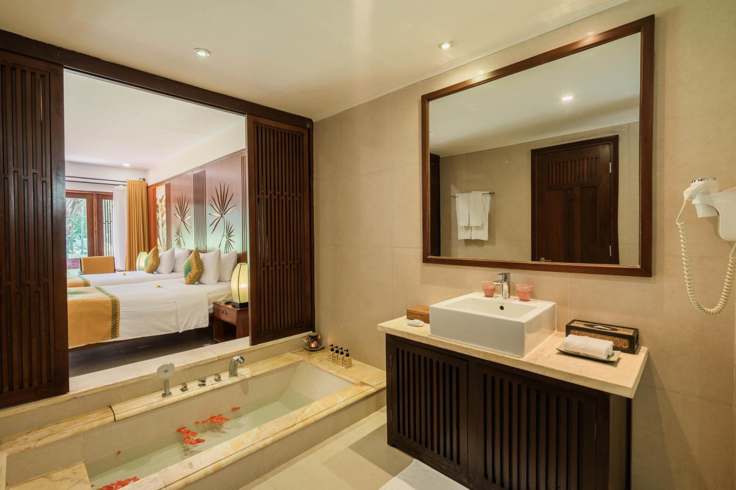 Deluxe Double Room with Garden View - Photo 7