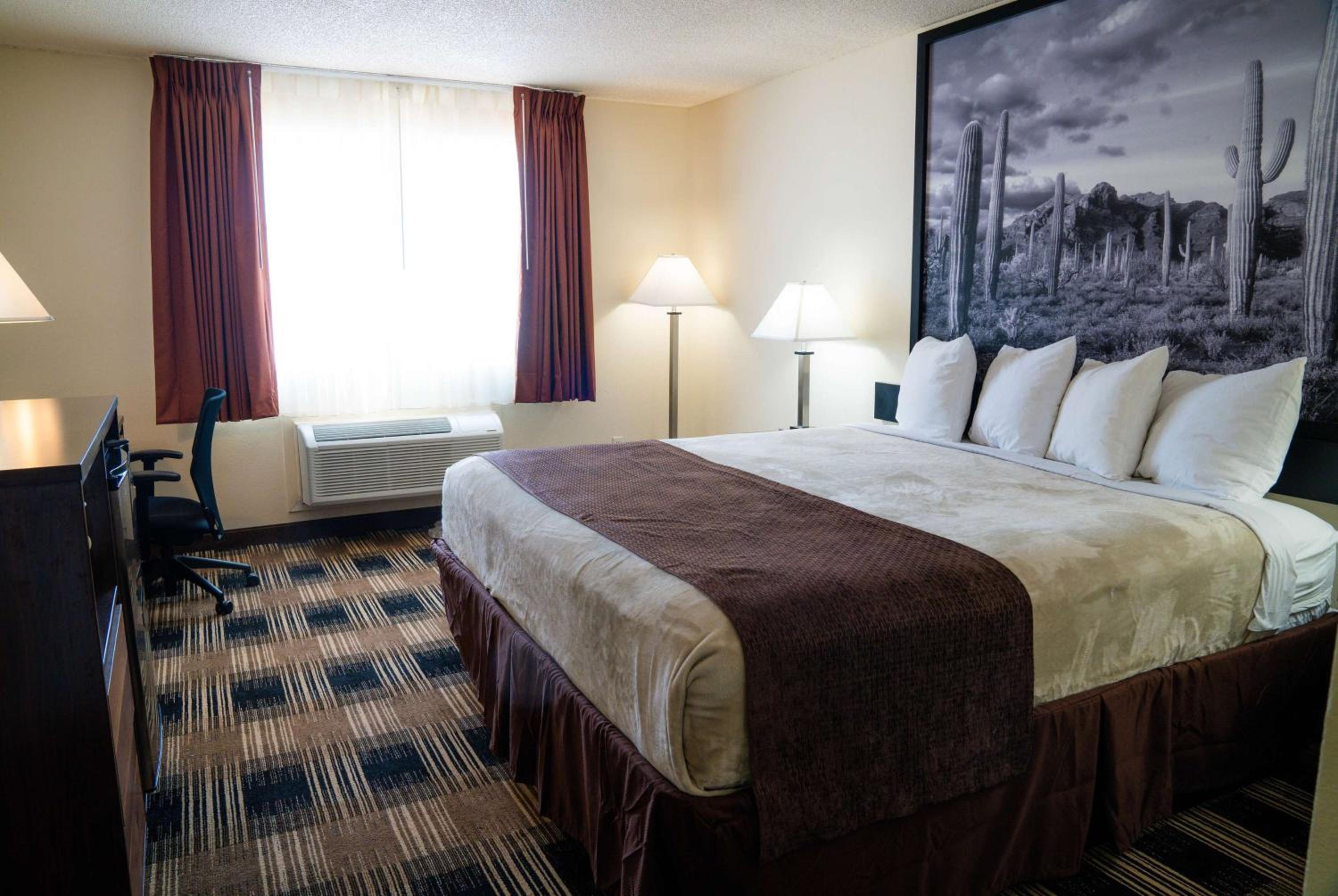 King Room with Bath Tub - Mobility Accessible/Non-Smoking - Photo 1