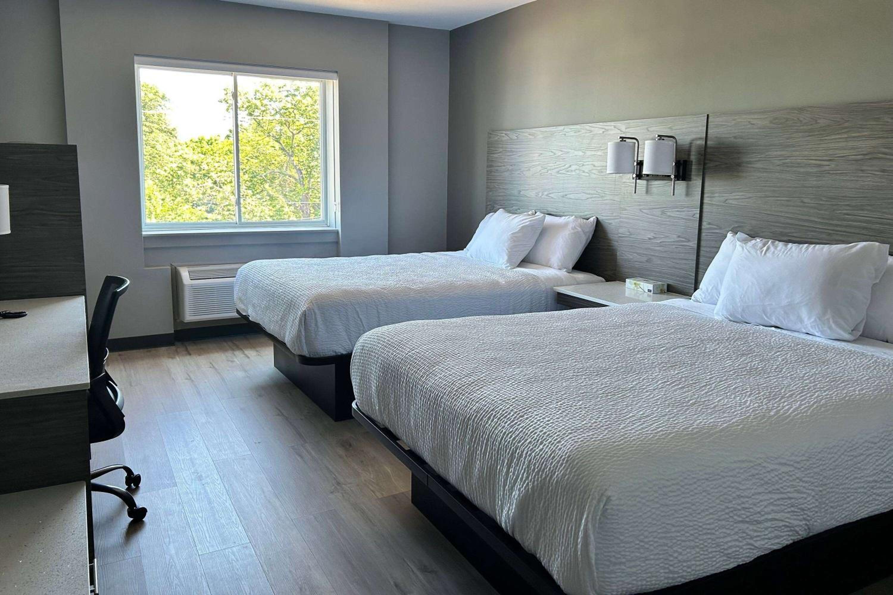 Queen Room with Two Queen Beds - Non-Smoking photo 1