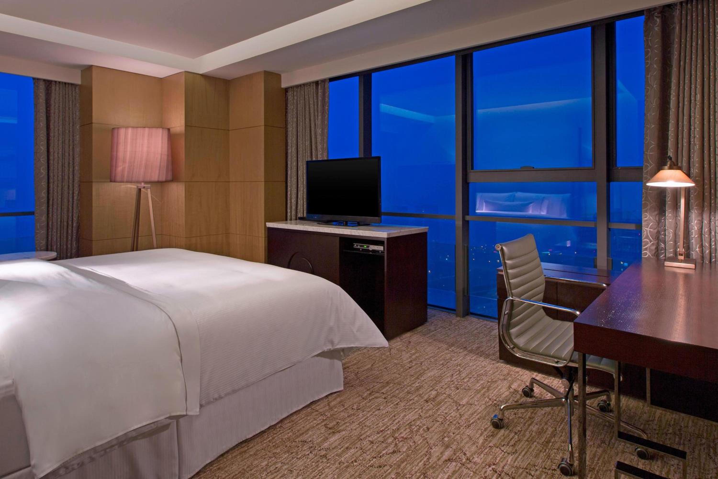 Club Suite, Club level, 1 Bedroom Suite, 1 King, River view photo 2