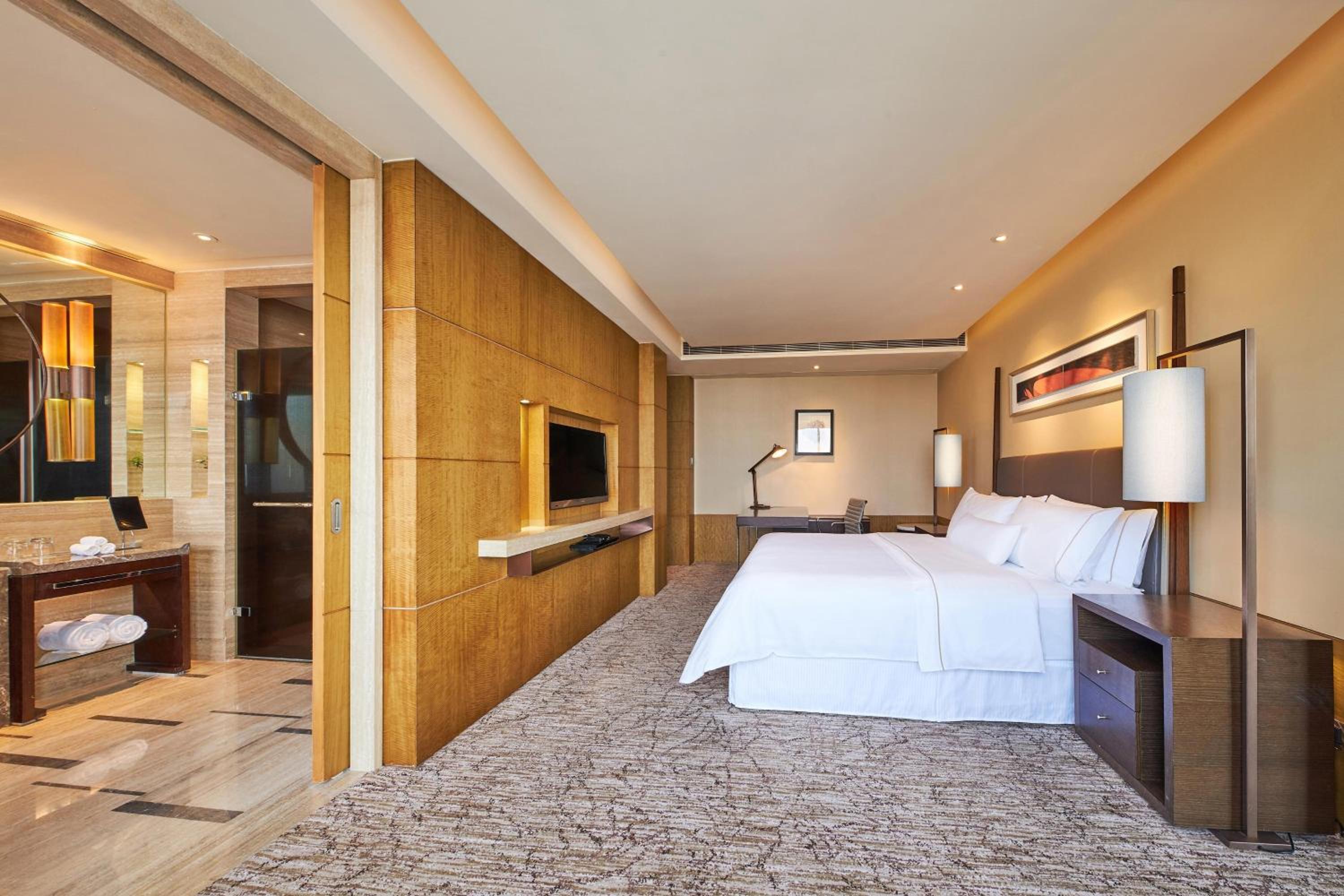 Club Premier Suite, Club level, 1 Bedroom Larger Suite