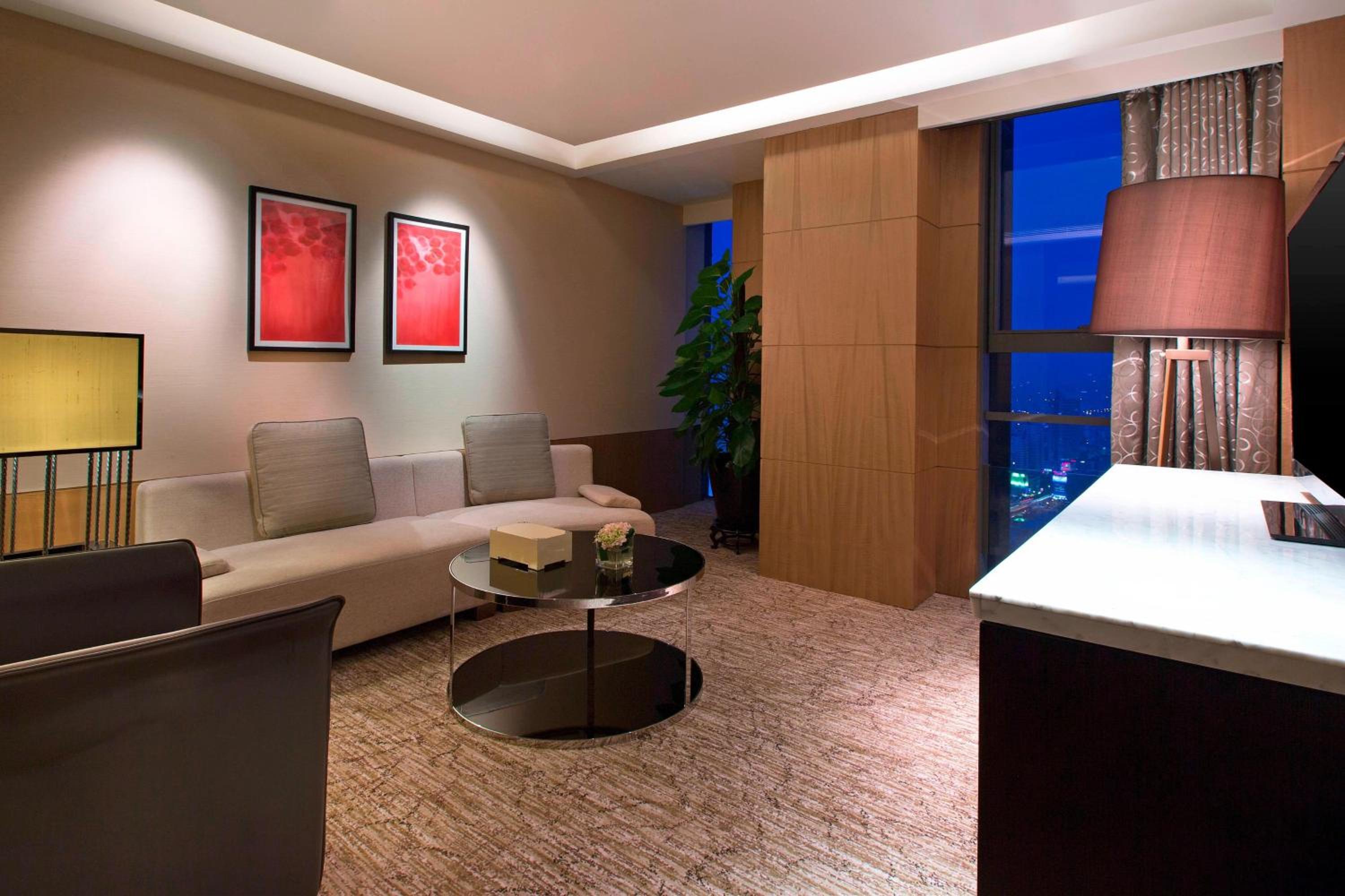 Club Suite, Club level, 1 Bedroom Suite, 1 King, River view photo 3