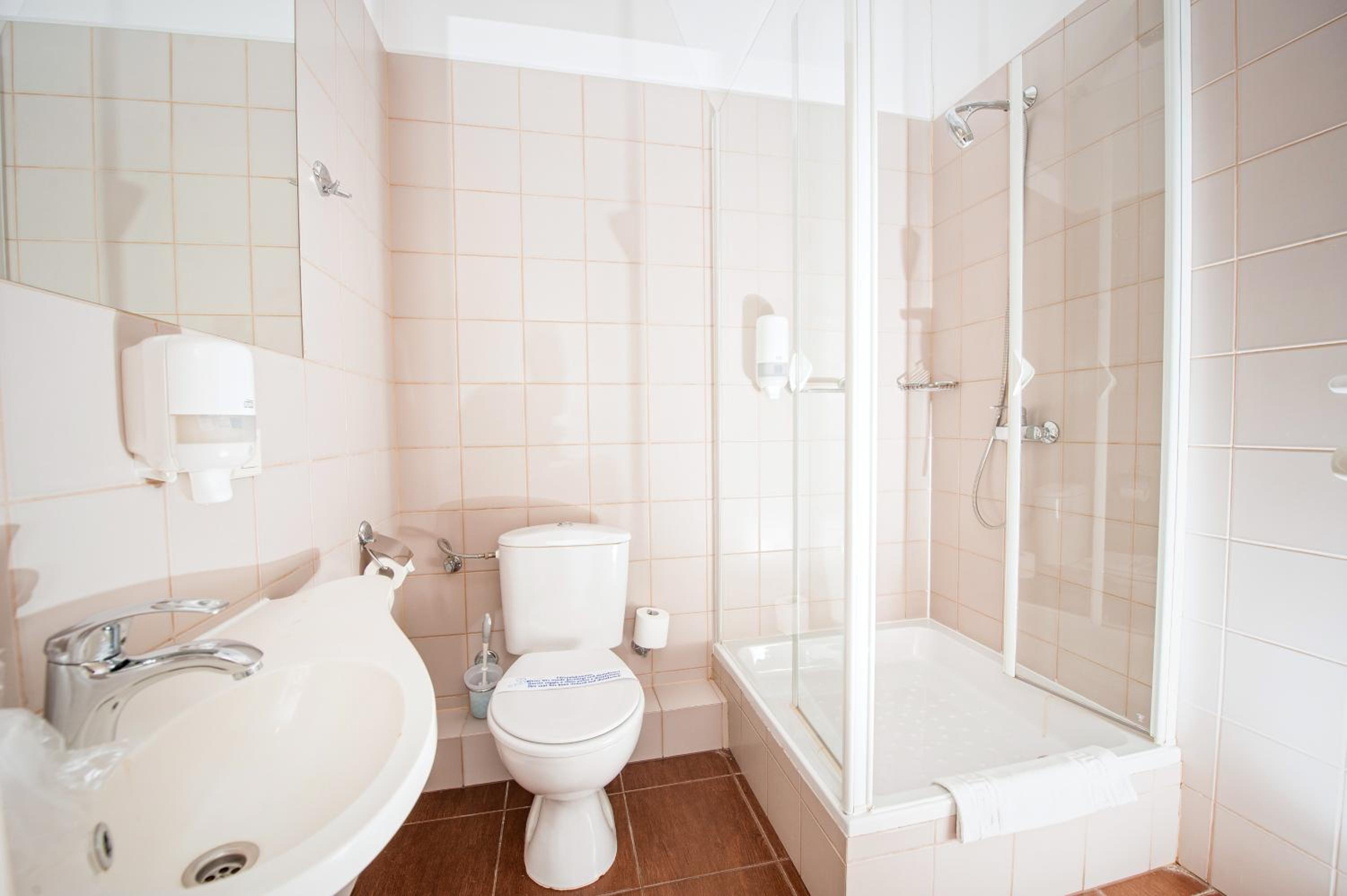 Double or Twin Room - Photo 3