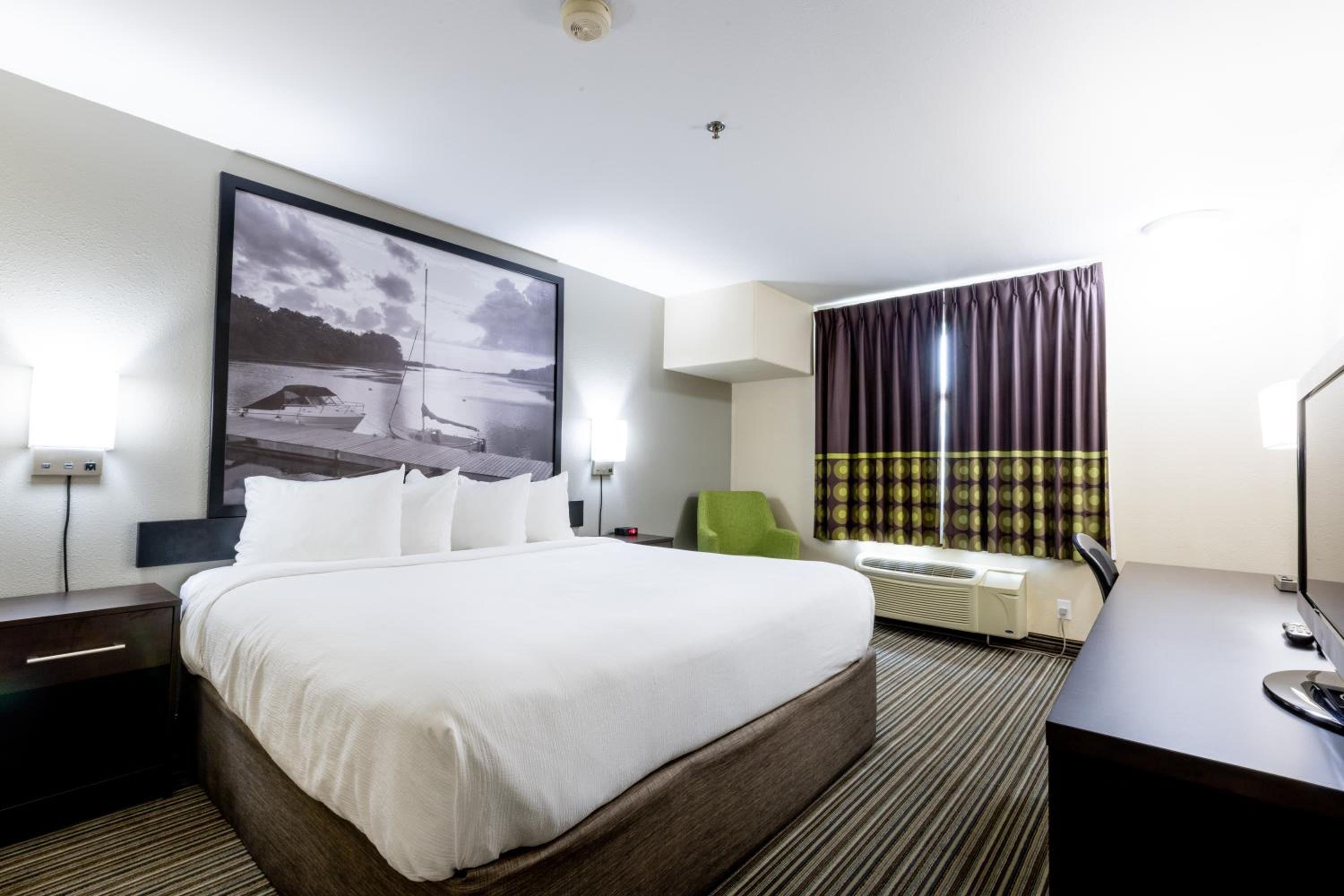 King Room - Non-Smoking - Photo 3