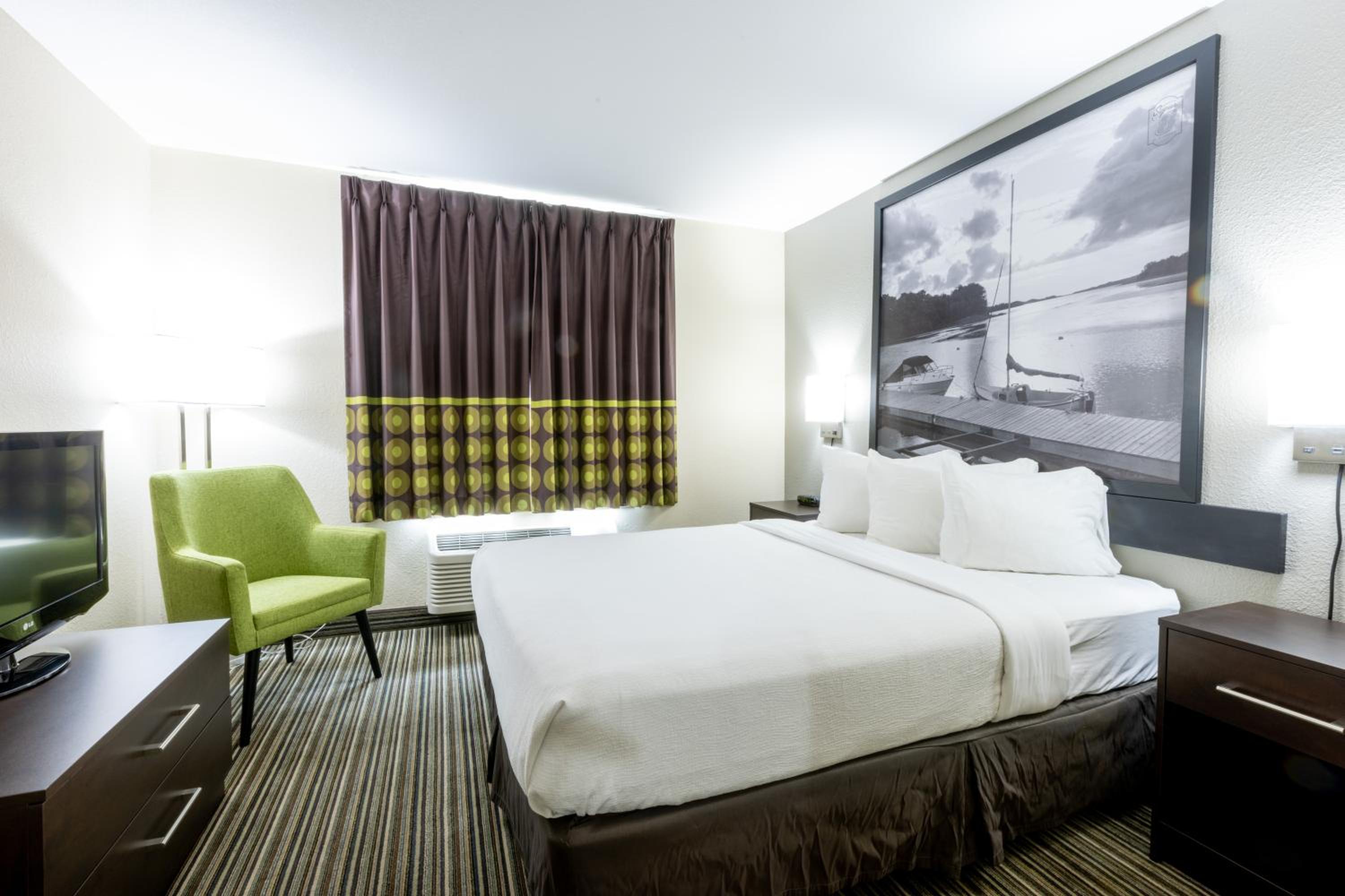 One-Bedroom Queen Suite - Non-Smoking - Photo 6