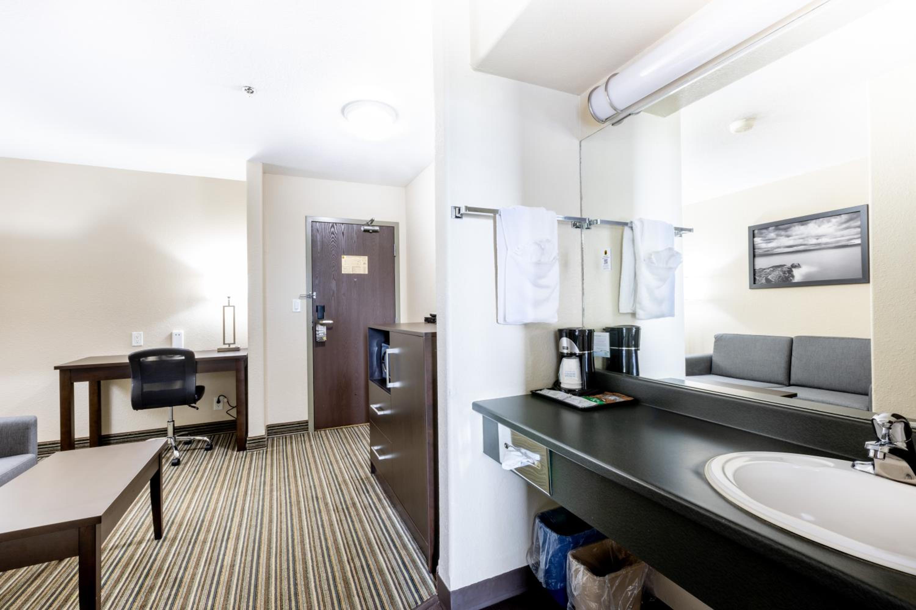 One-Bedroom Queen Suite - Non-Smoking - Photo 5