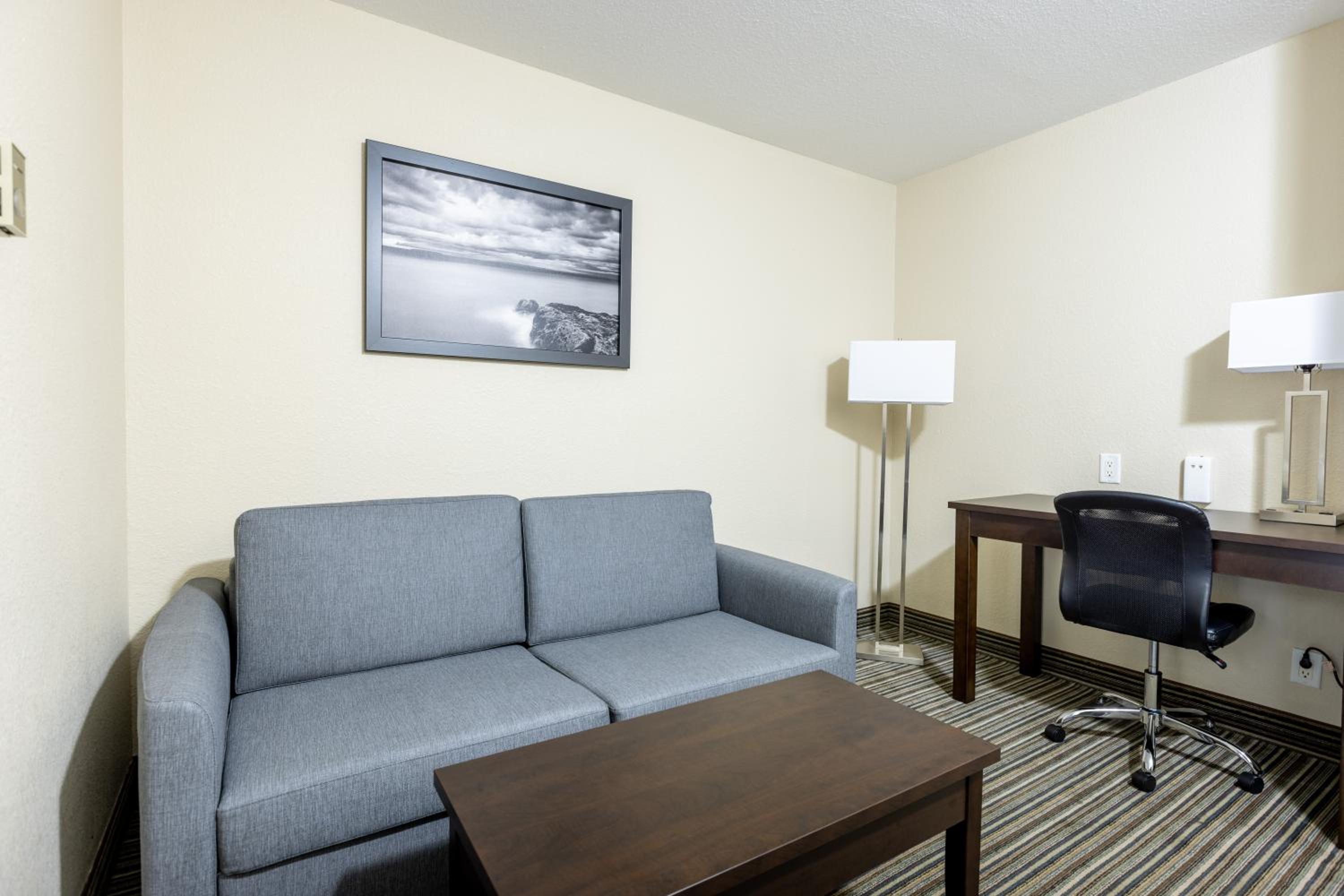 One-Bedroom Queen Suite - Non-Smoking - Photo 4