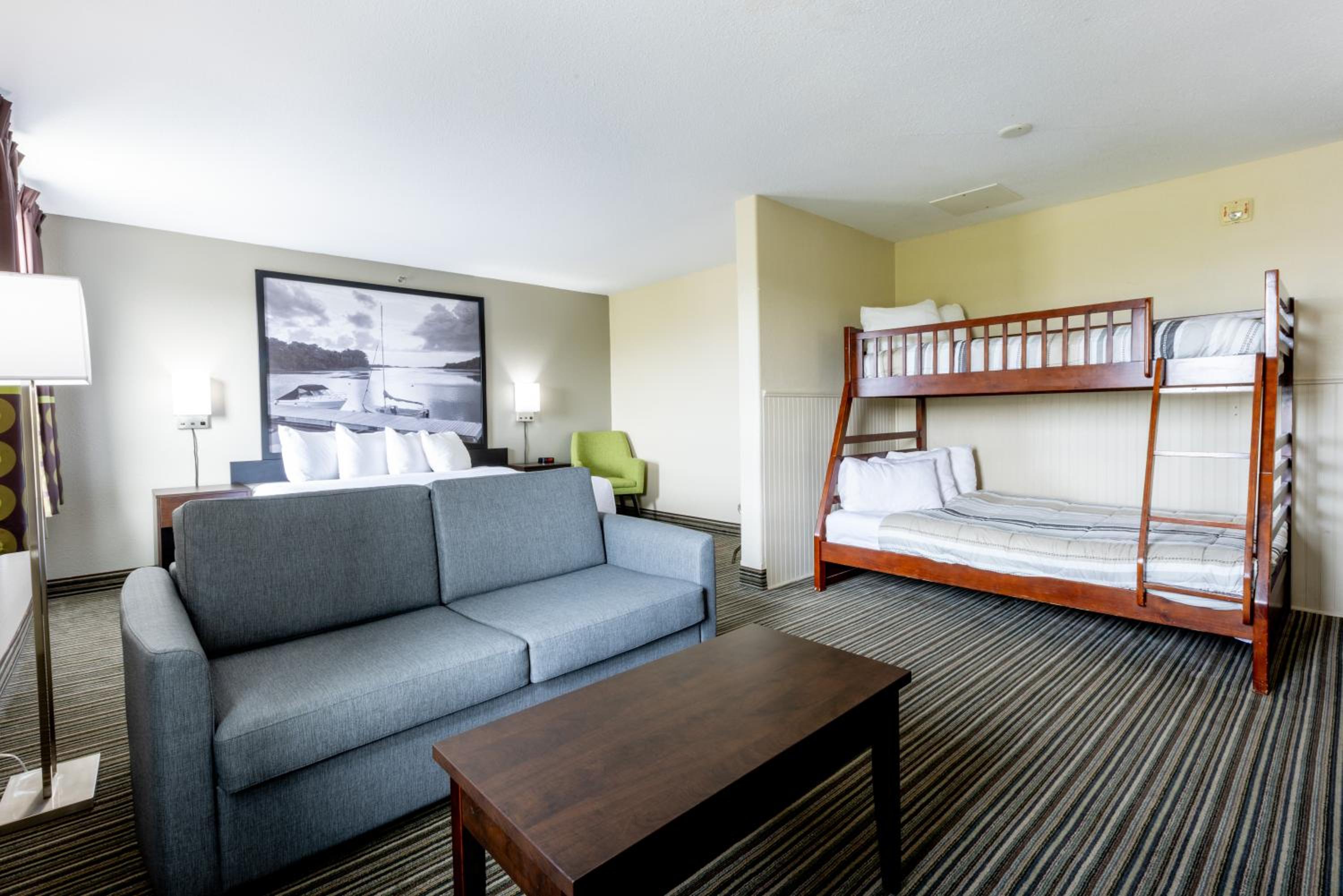 1 King Bed and 1 Bunk Bed, Studio Suite, Non-Smoking photo 3