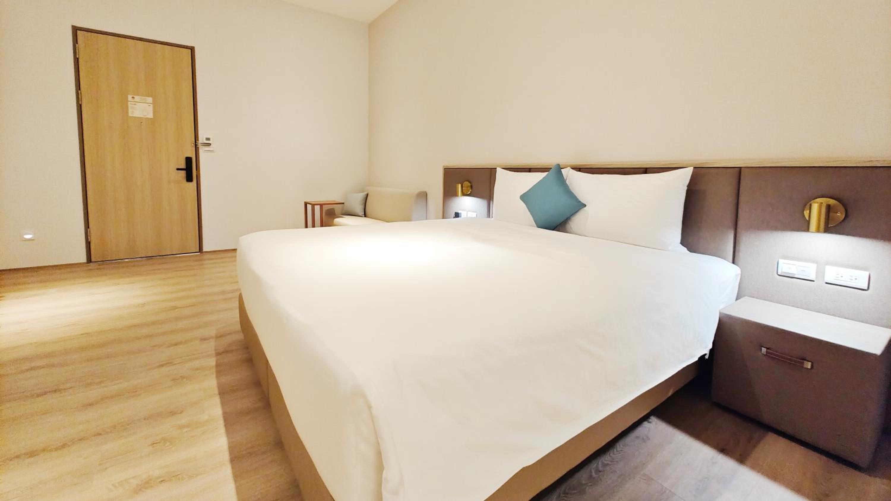 Standard Double Room without Window - Photo 1