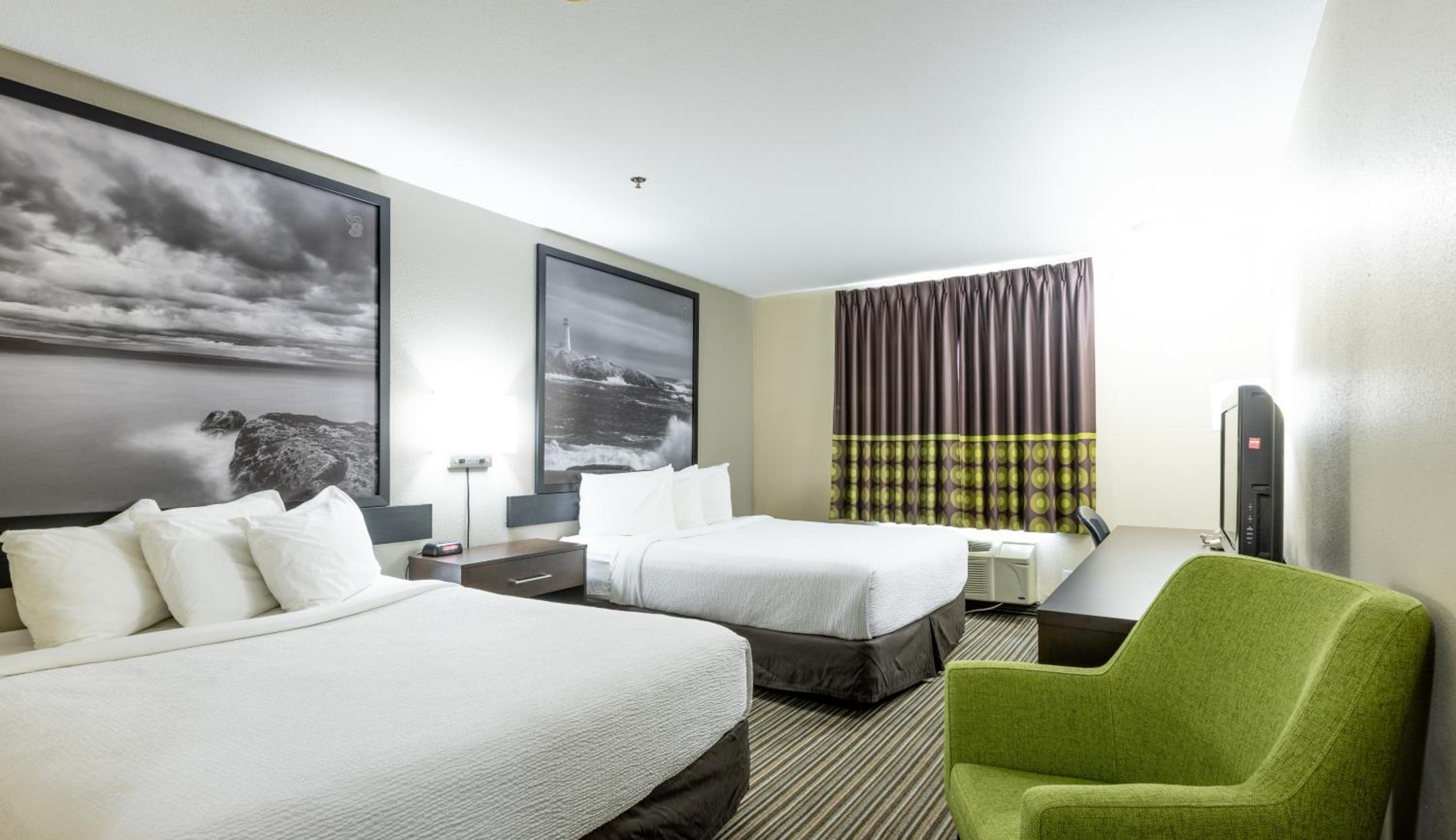 Queen Room with Two Queen Beds - Non-Smoking - Photo 4
