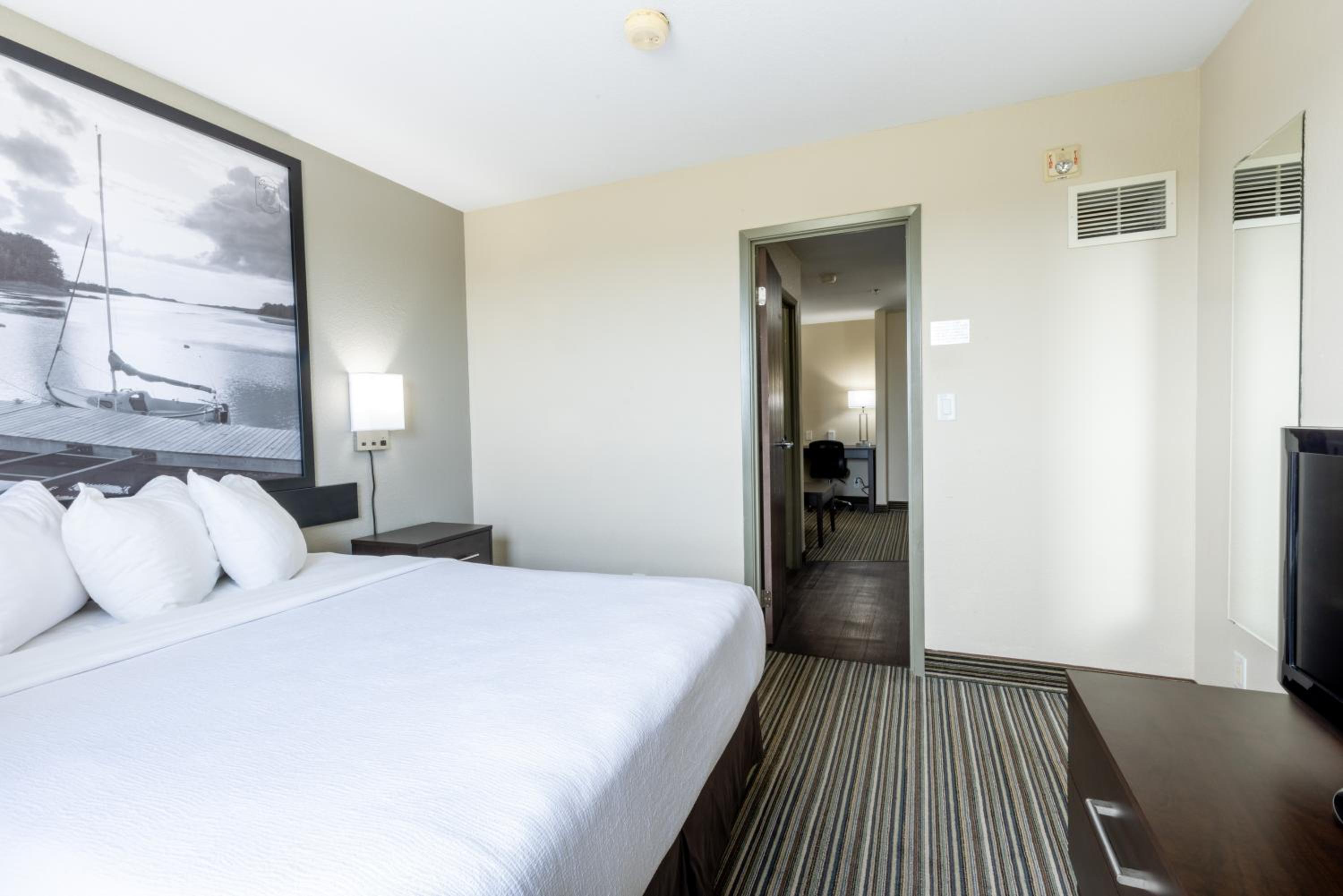 One-Bedroom Queen Suite - Non-Smoking - Photo 3